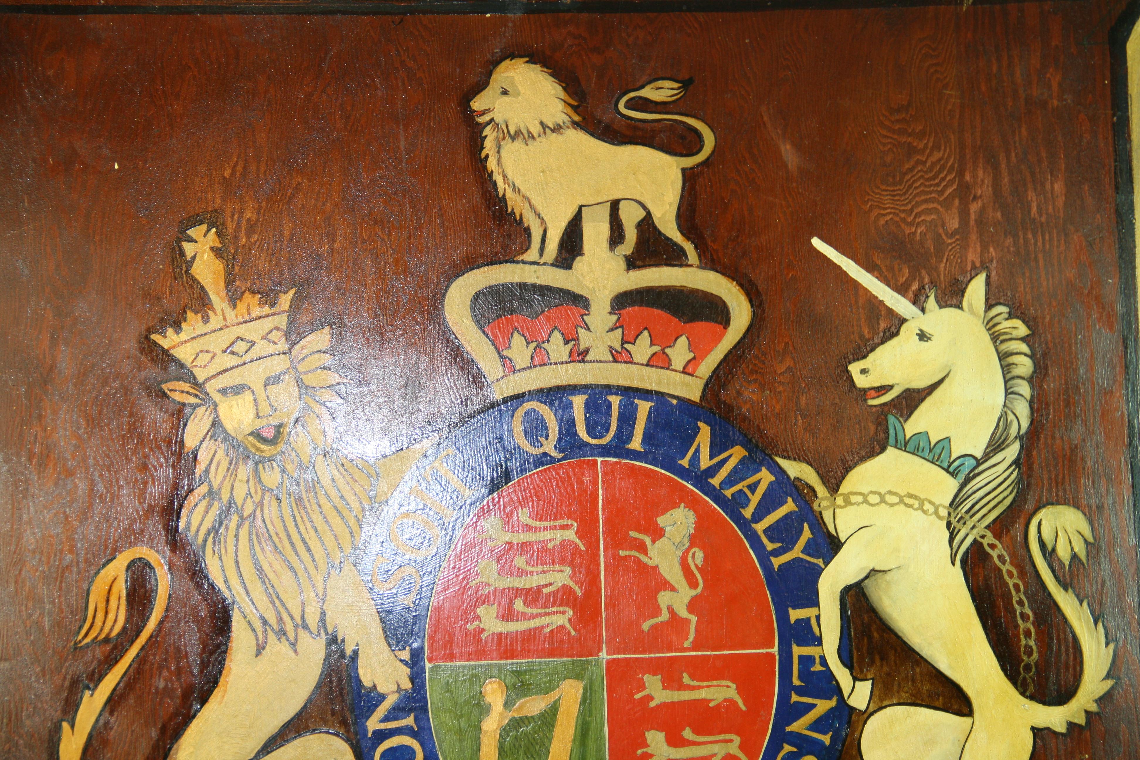 Grand manteau royal peint à la main sur bois Bon état - En vente à Douglas Manor, NY