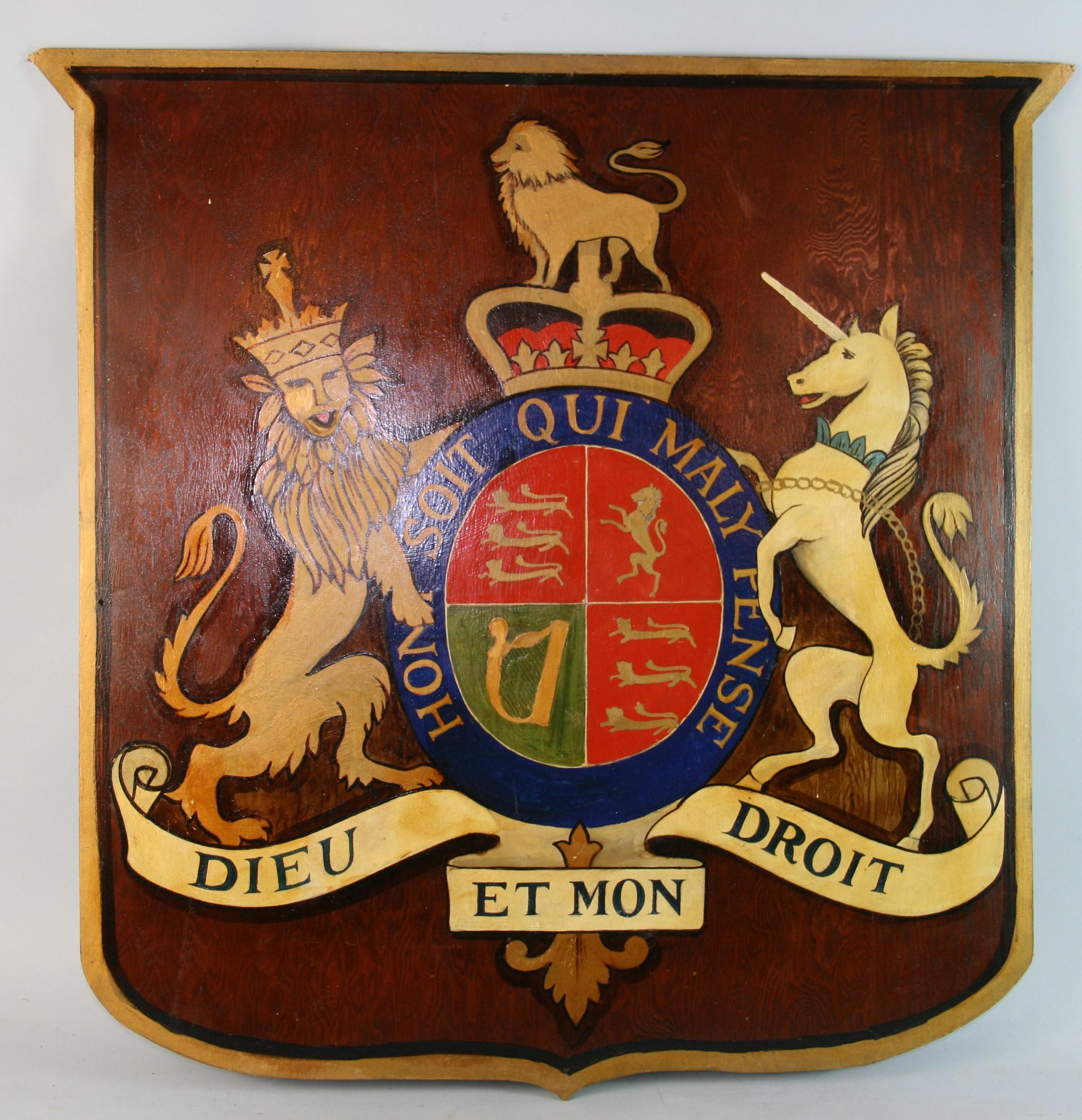 Contreplaqué Grand manteau royal peint à la main sur bois en vente