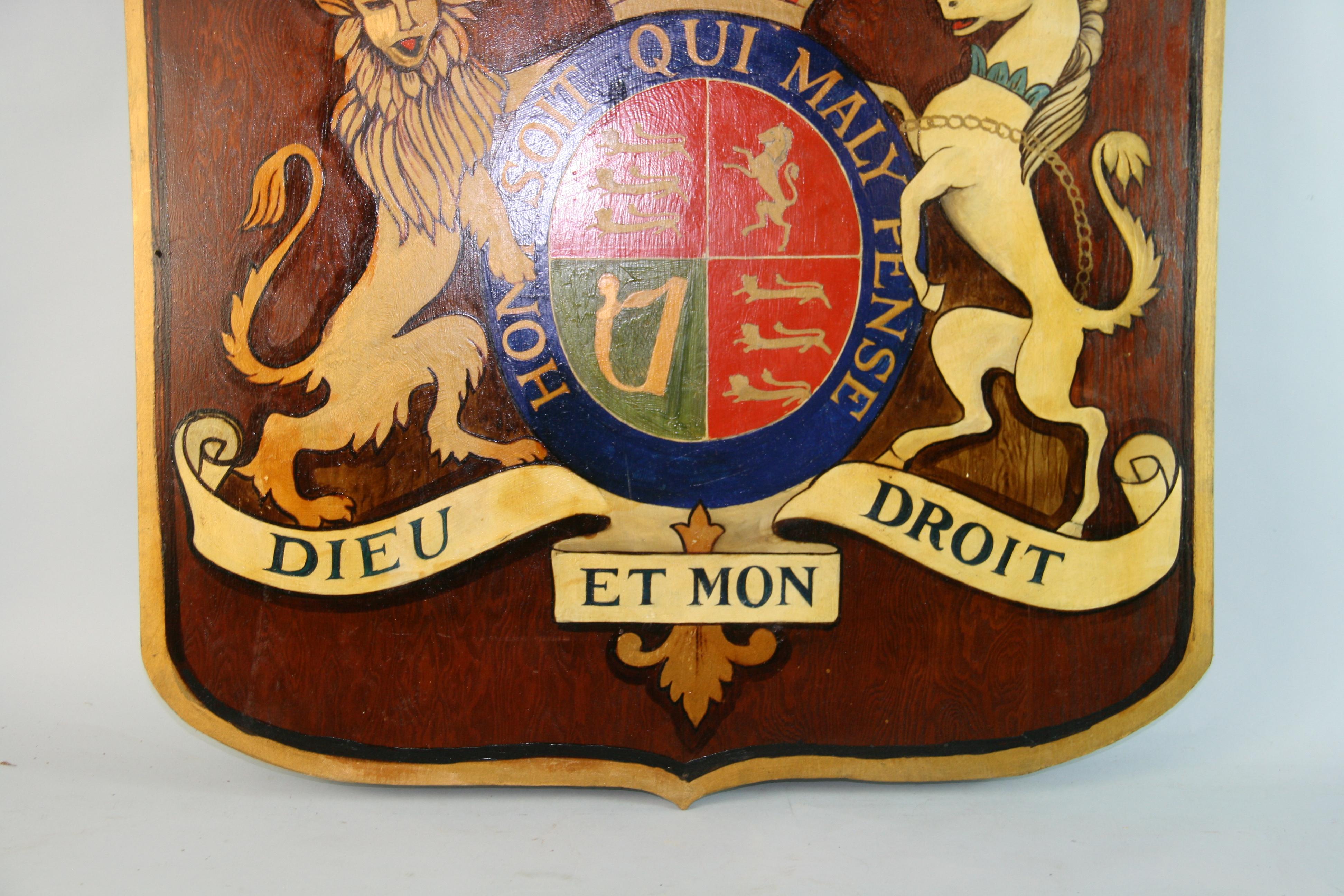 Grand manteau royal peint à la main sur bois en vente 3