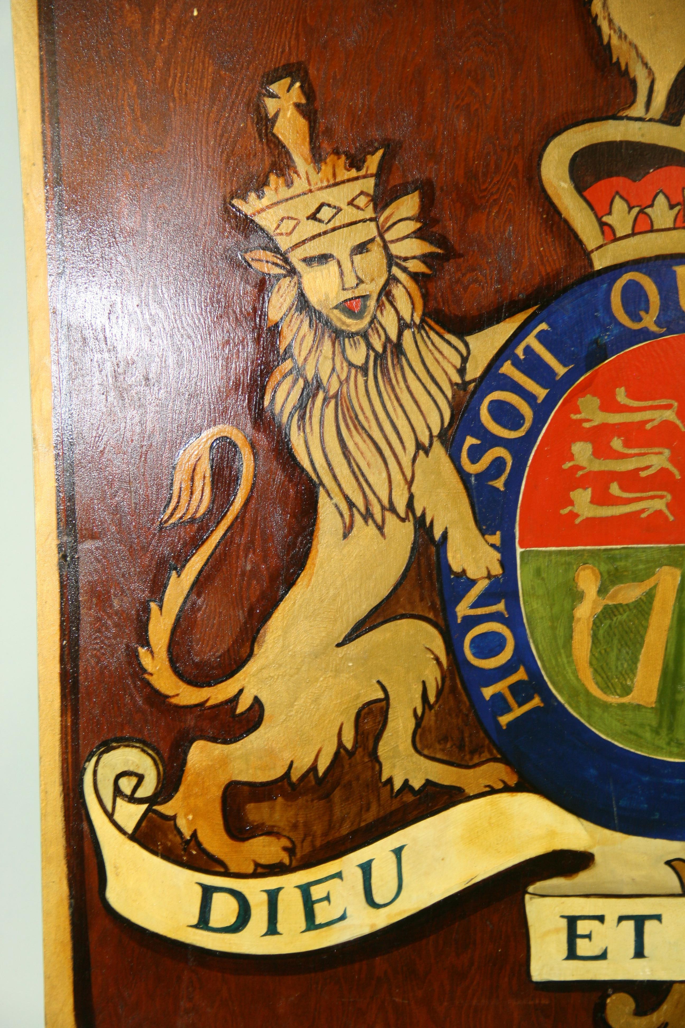 Grand manteau royal peint à la main sur bois en vente 4
