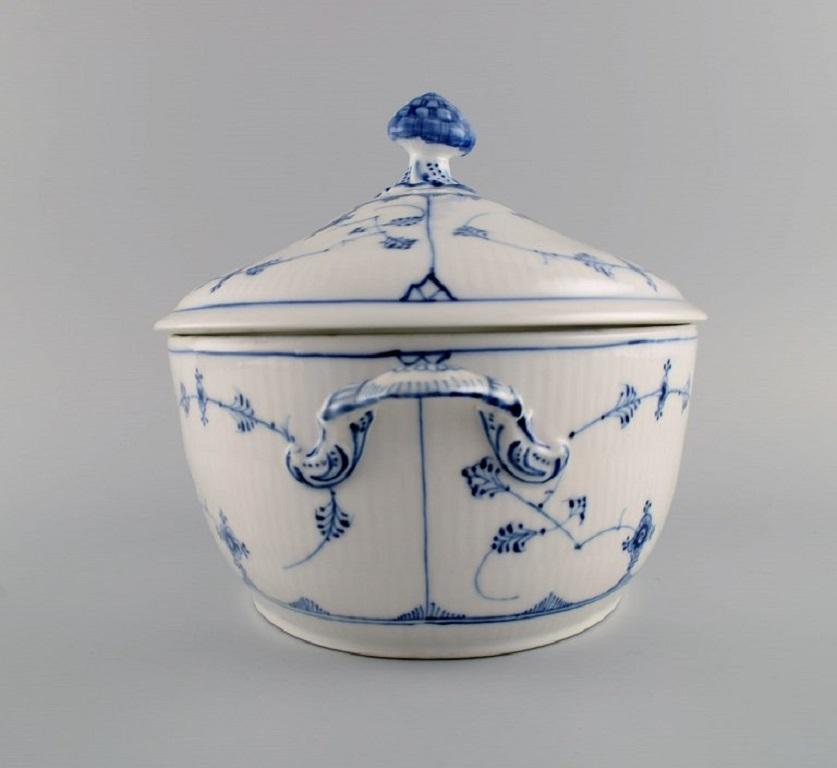 Large Royal Copenhagen Blue Fluted Plain soup tureen in hand-painted porcelain. Model number 1/360. Dated 1889-1922.
Measures: 34 x 22 x 20 cm.
In excellent condition.
Signed.
2nd factory quality.