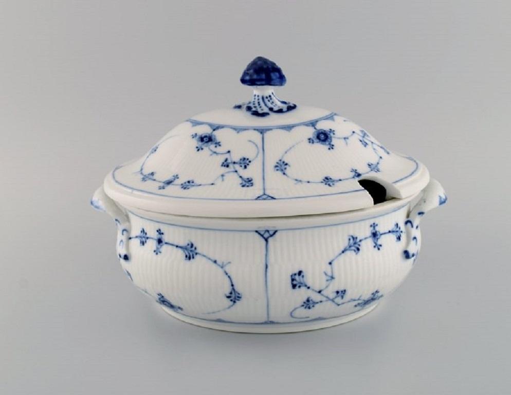 Large Royal Copenhagen blue fluted Plain soup tureen in hand-painted porcelain. Model number 1/432. 
Dated 1889-1922.
Measures: 31 x 21 x 21 cm.
In excellent condition.
Signed.
3rd Factory quality.