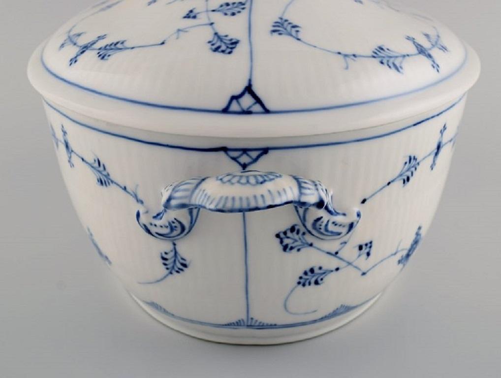 Large Royal Copenhagen Blue Fluted Plain Soup Tureen in Hand-Painted Porcelain For Sale 2