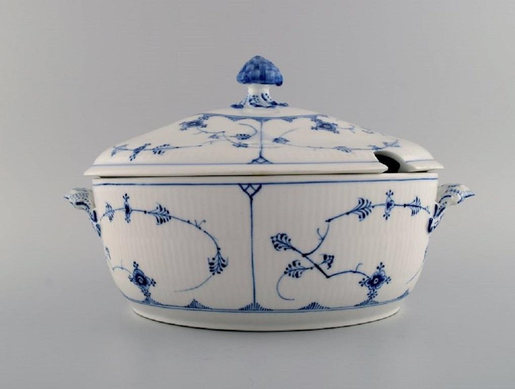 Large Royal Copenhagen Blue Fluted Plain Soup Tureen in Hand-Painted Porcelain For Sale 3