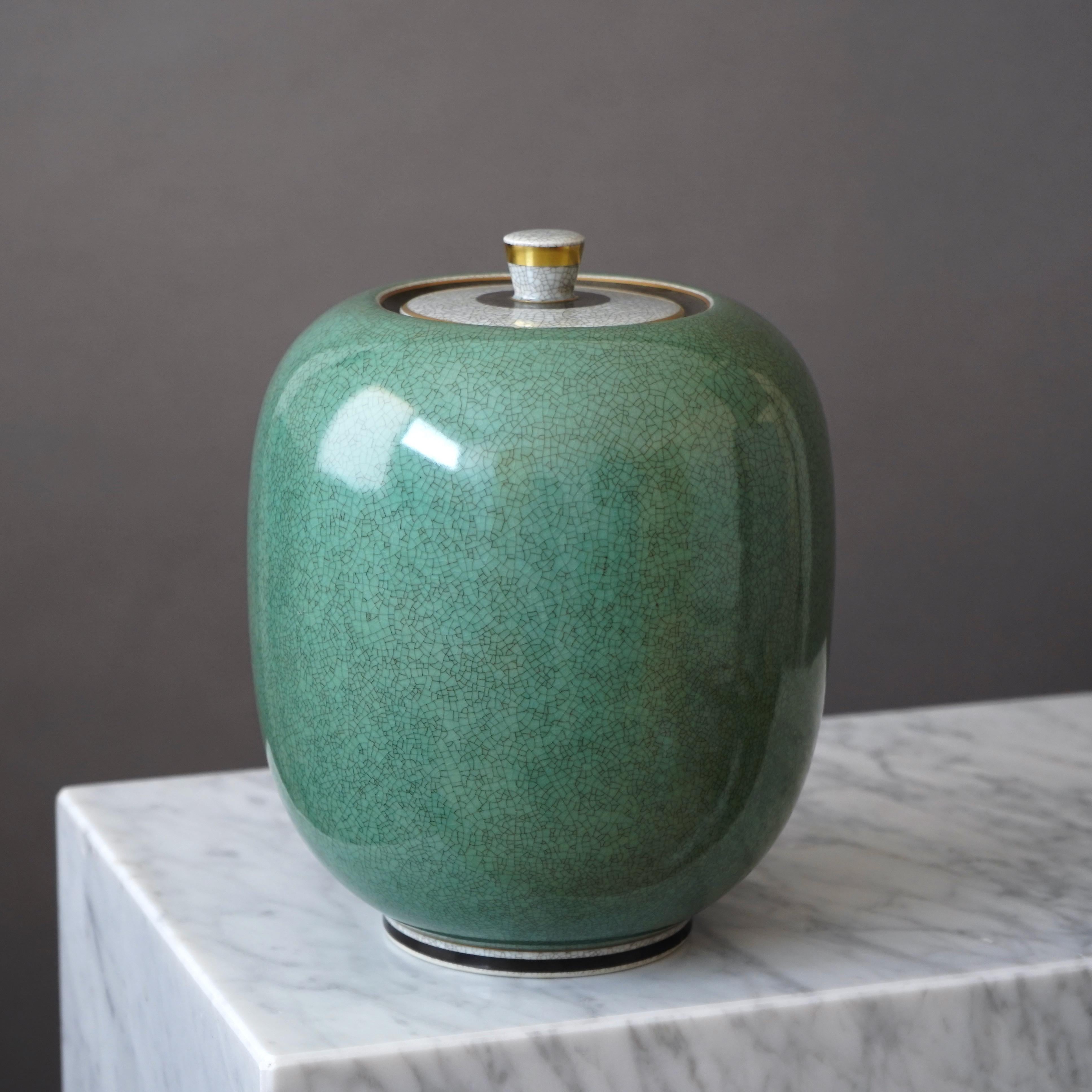 Eleganza dell'urna con coperchio di Royal Copenhagen, smaltata a crepe e con bande dorate sul bordo e sul coperchio.
Disegnato da Thorkild Olsen (1890-1973) per Royal Copenhagen. Prodotto in Danimarca, 1961. Marchi di fabbrica sulla base del