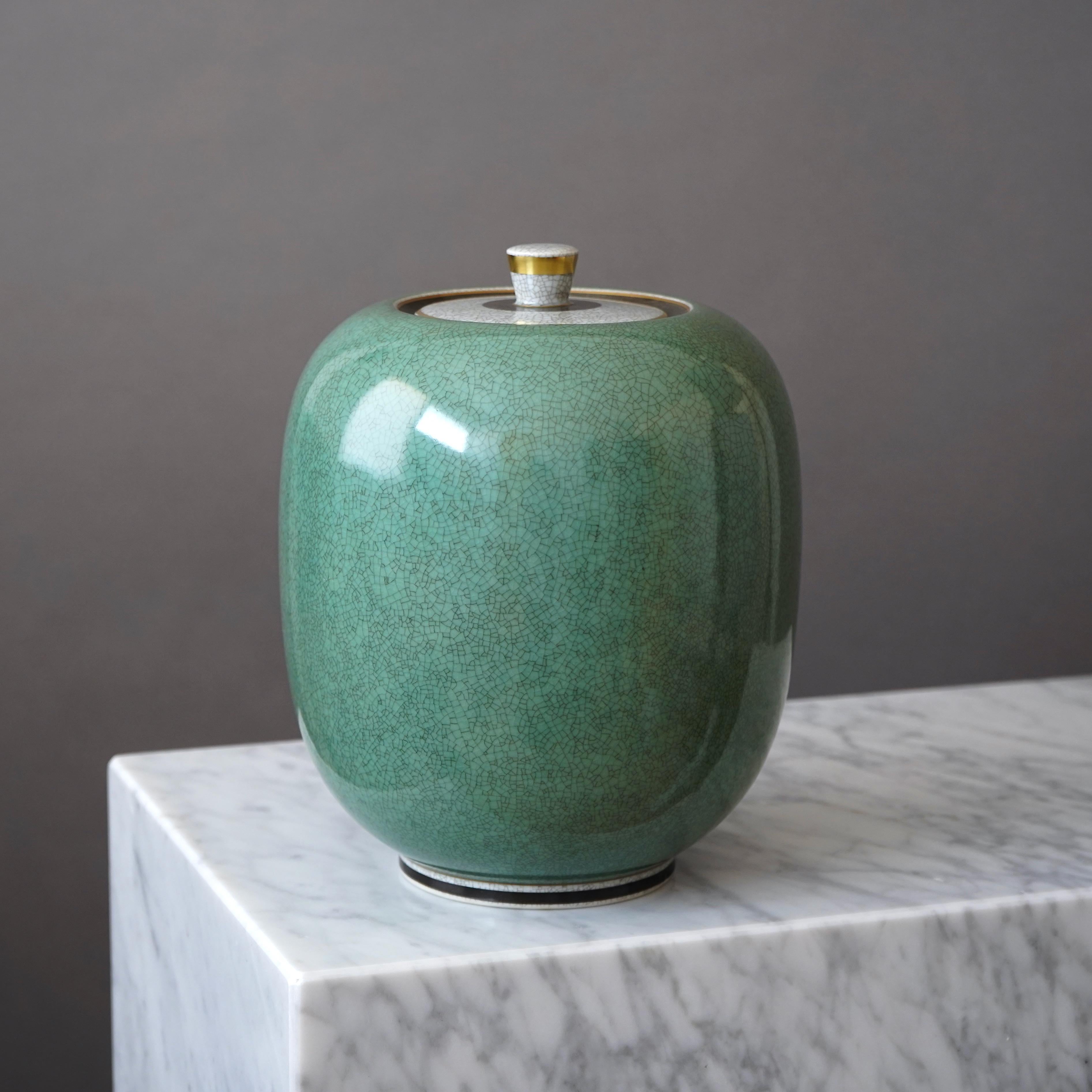 Large Royal Copenhagen Crackle Glazed Lidded Urn. Thorkild Olsen, Denmark, 1961. In Good Condition For Sale In Malmö, SE