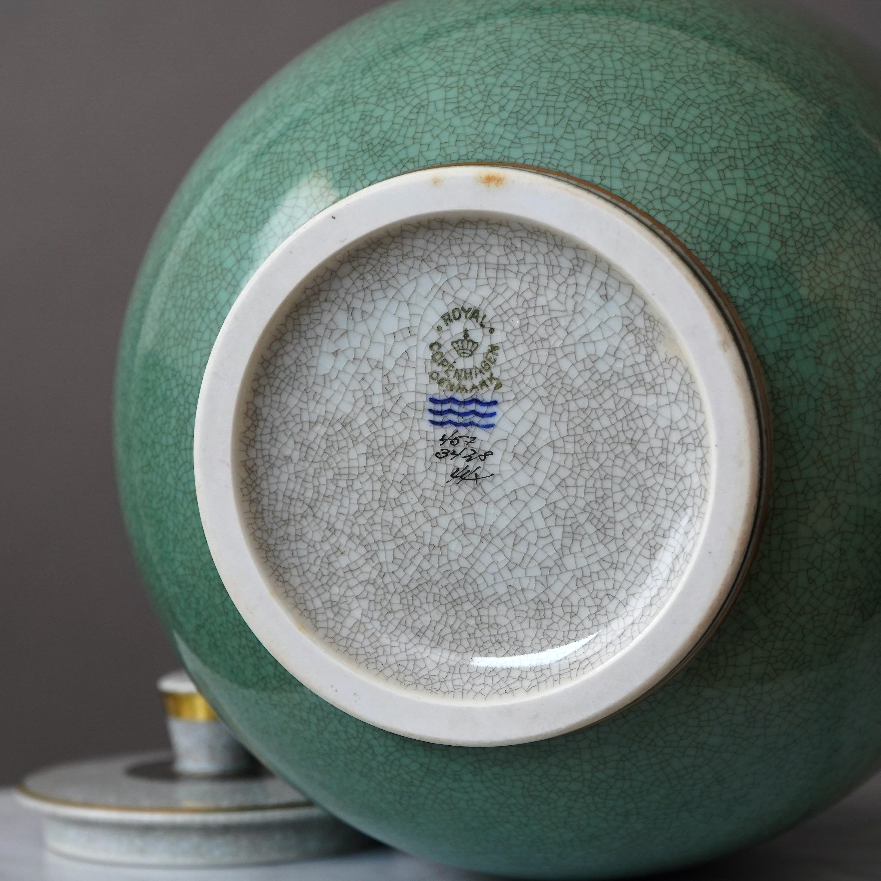 Ceramica Urna con coperchio grande di Royal Copenhagen in vetro craquelé. Thorkild Olsen, Danimarca, 1961. in vendita