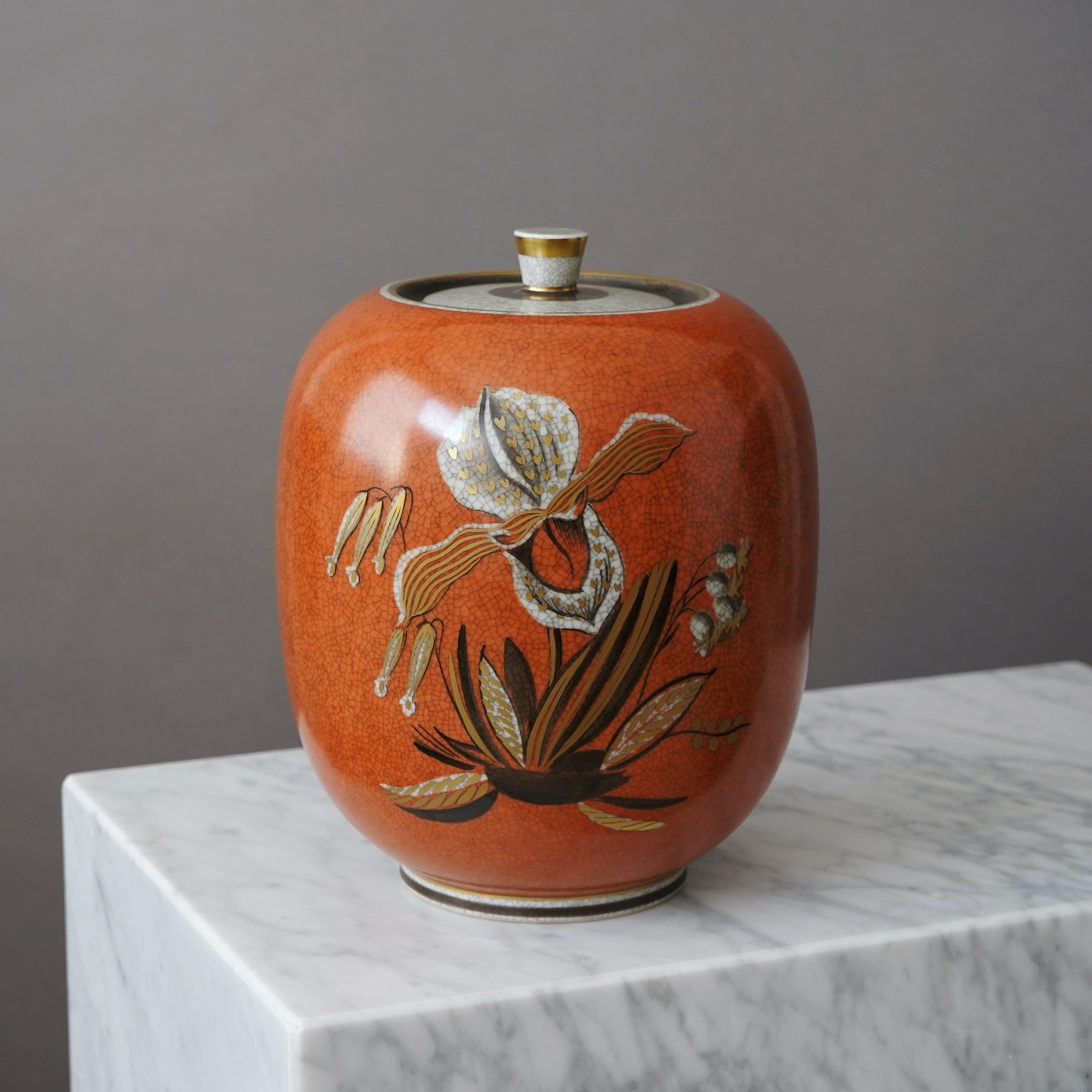Elegant Royal Copenhagen crackle glazed lidded urn with painted flowers and gilded banding on rim and lidd.
Designed by THORKILD OLSEN (1890-1973) for ROYAL COPENHAGEN. Made in Denmark, 1967.

Excellent condition. Makers marks on base of vase.
