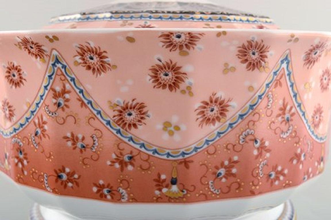 Grande soupière à couvercle Royal Copenhagen en porcelaine de style conte de fées, fin du 20e siècle en vente 1