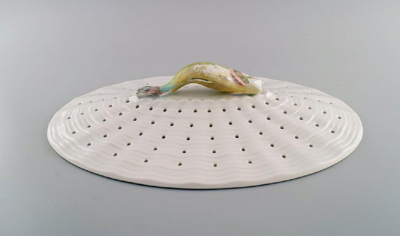 Grande scolapasta in porcellana di Royal Copenhagen Fauna Danica/ Flora Danica con pesci dipinti a mano. Datato 1951.
Misure: 36,5 x 24,5 cm.
In ottime condizioni.
Timbrato.
2a qualità di fabbrica. Verniciato fuori dalla fabbrica.