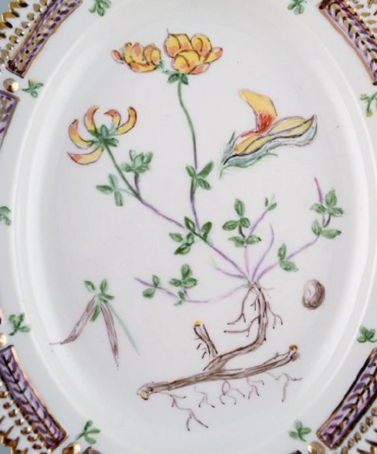 Large Royal Copenhagen Flora Danica dish in hand painted porcelain. Dated 1947.
Measures: 25 x 20 cm.
In very good condition.
2nd factory quality.
Stamped.