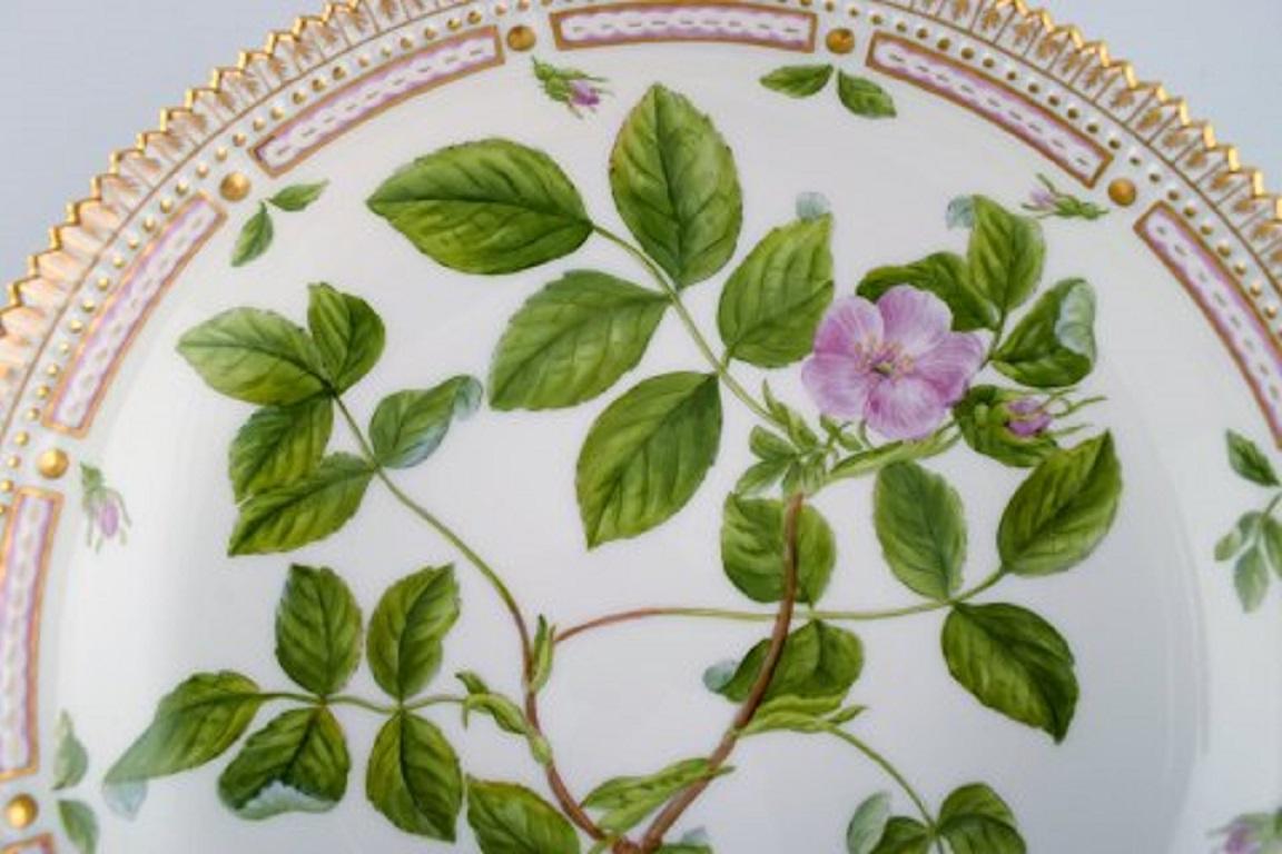 Large Royal Copenhagen Flora Danica porcelain bowl decorated in colours and gold with flowers. Model number 20/3505.
Measures: 25,5 x 6 cm.
1 st. factory quality. Perfect condition.
Stamped.