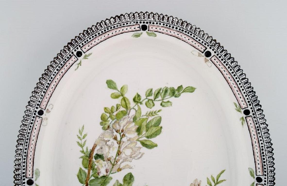 Grande piatto da portata Flora Danica di Royal Copenhagen in porcellana dipinta a mano. 
Datato 1948.
Misure: 48 x 36,5 cm.
In ottime condizioni.
Timbrato.
2ª Qualità di fabbrica.