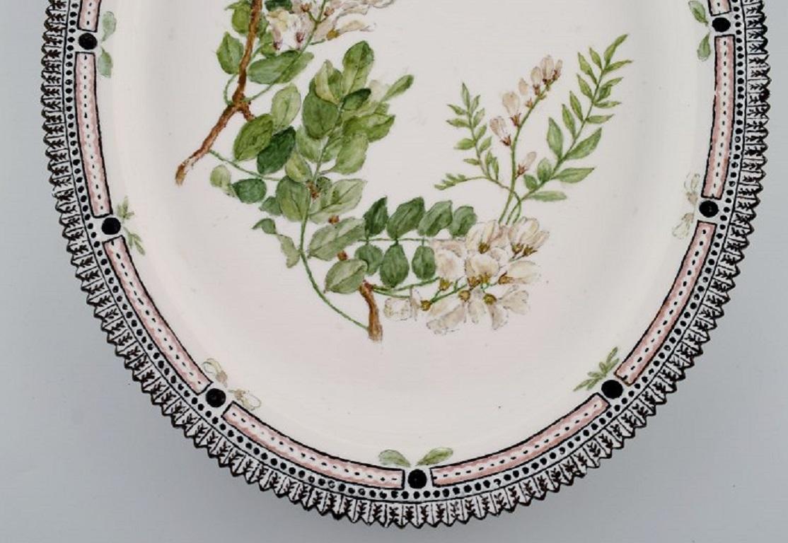 Große Royal Copenhagen Flora Danica Servierschale aus handbemalter Porzellan (Handbemalt) im Angebot
