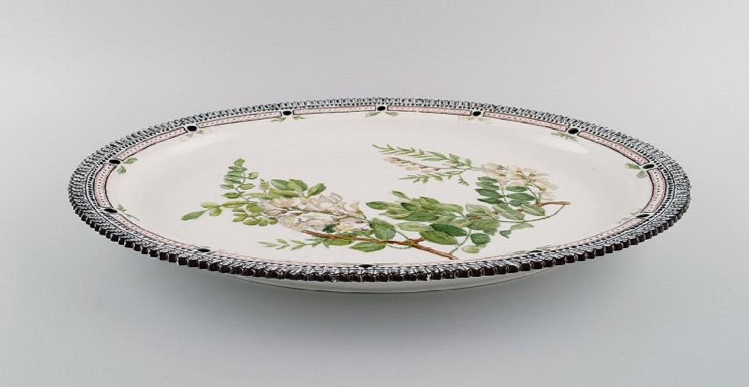 Große Royal Copenhagen Flora Danica Servierschale aus handbemalter Porzellan (Mitte des 20. Jahrhunderts) im Angebot