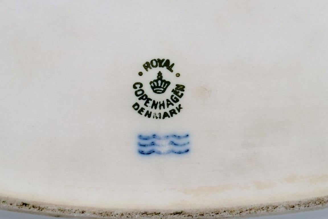 Large Royal Copenhagen Flora Danica Serving Dish in Hand-Painted Porcelain For Sale 1