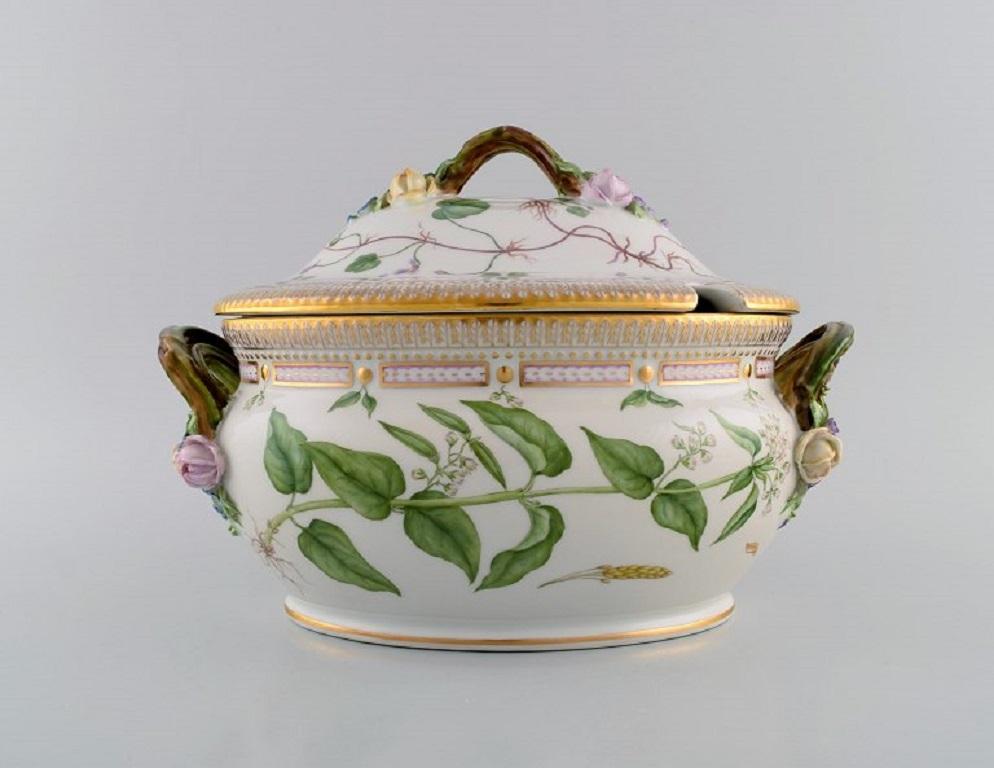 Large Royal Copenhagen Flora Danica soup tureen in hand-painted porcelain with flowers and gold decoration. 
Model number 20/3558.
Measures: 30 x 20 cm.
Height: 21 cm.
In excellent condition.
1st factory quality.
Stamped.