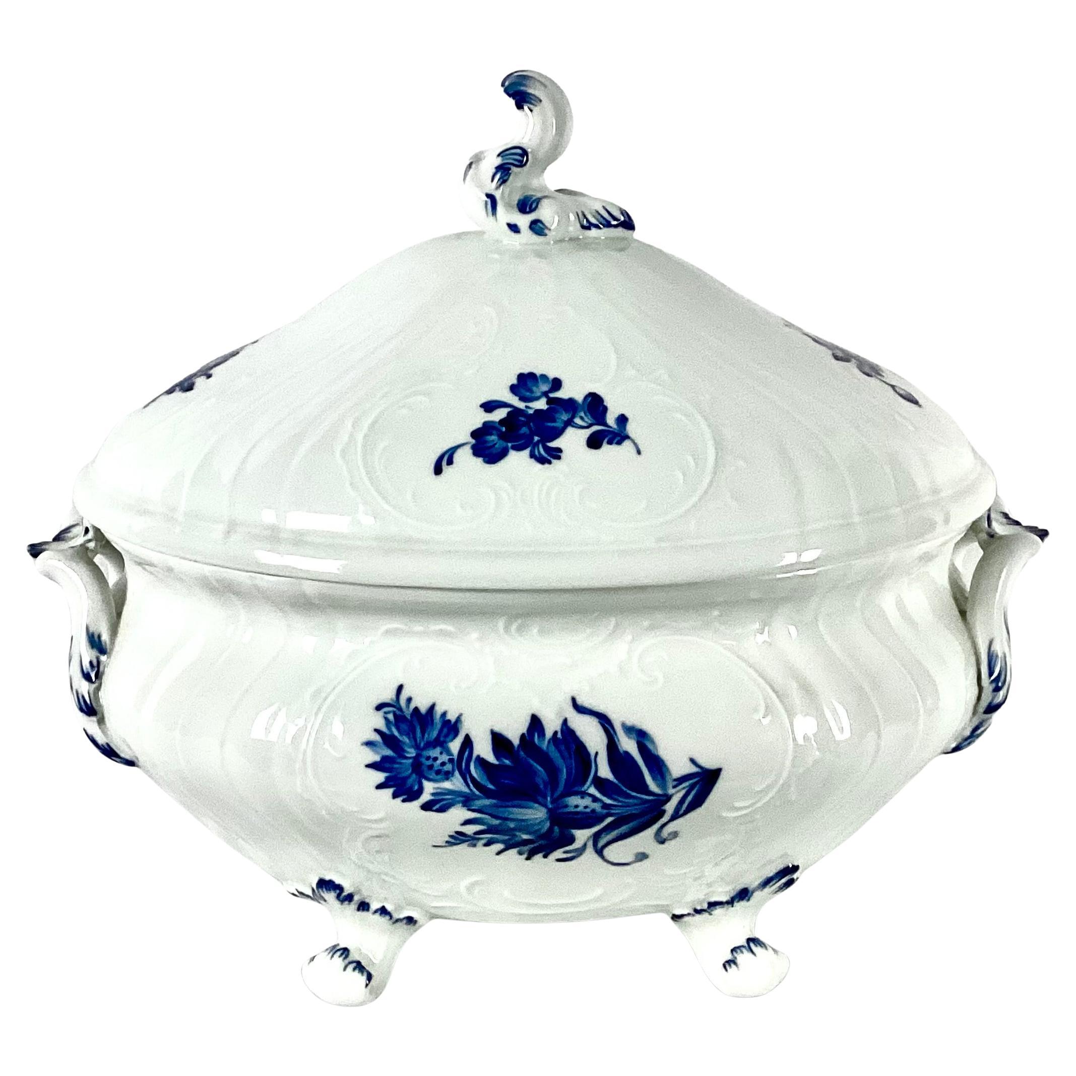 Grande zuppiera ovale a fiori blu di Royal Copenhagen dell'inizio del XX secolo con coperchio, dipinta a mano con il motivo a fiori blu. La forma della zuppiera è classica e senza tempo, con una ciotola dolcemente ricurva e manici decorati su