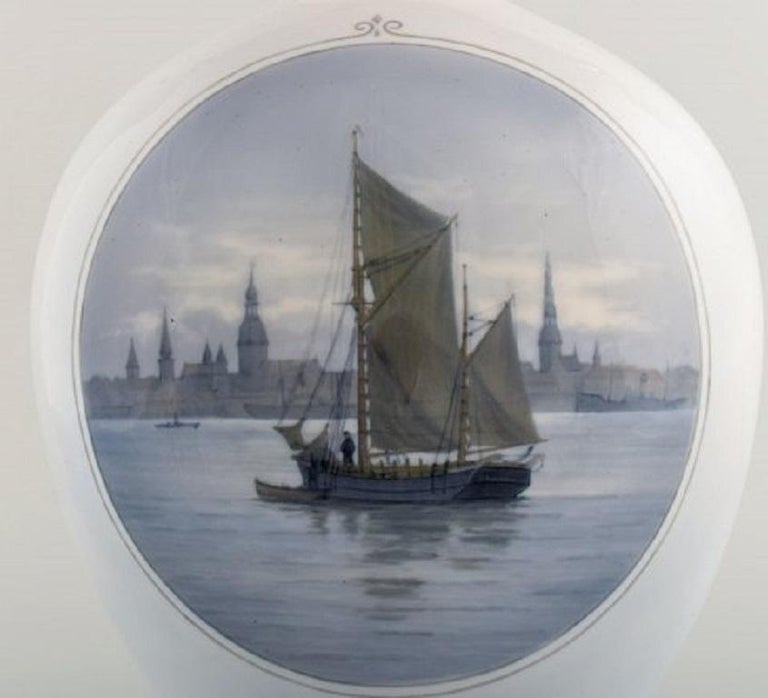 Large Royal Copenhagen vase in hand painted porcelain. Sailboat in the Port of Copenhagen, 1920s.
Model number 2430/2535.
Measures: 31 x 25 cm.
In excellent condition.
Stamped.
1st factory quality.