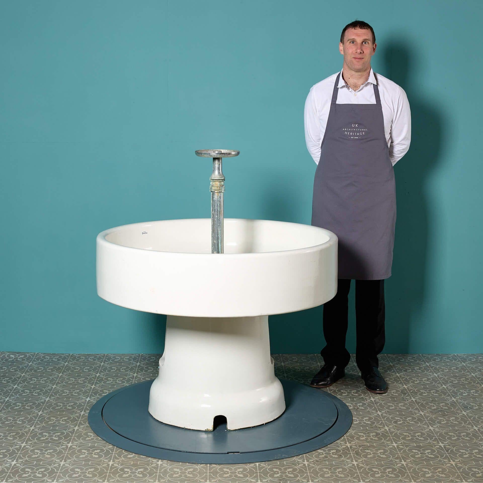 Un grande e imponente lavabo rotondo autoportante di Royal Doulton. Questo lavabo spettacolare è ideale per un progetto di bagno commerciale come lavabo comune, ma può anche essere utilizzato in un interno di grandi dimensioni come un laboratorio o