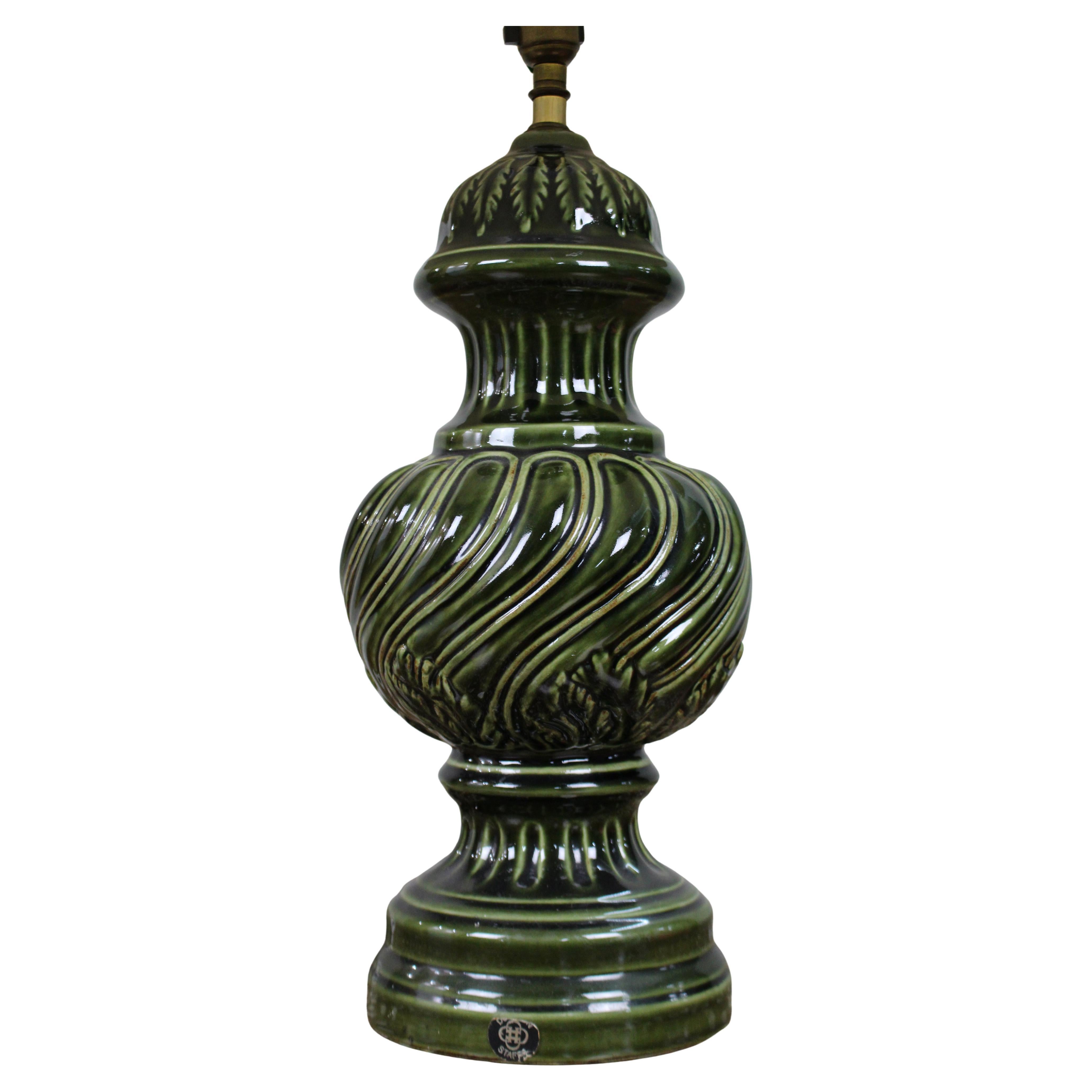 Grande lampe de table en céramique verte glacée de Royal Doulton avec abat-jour