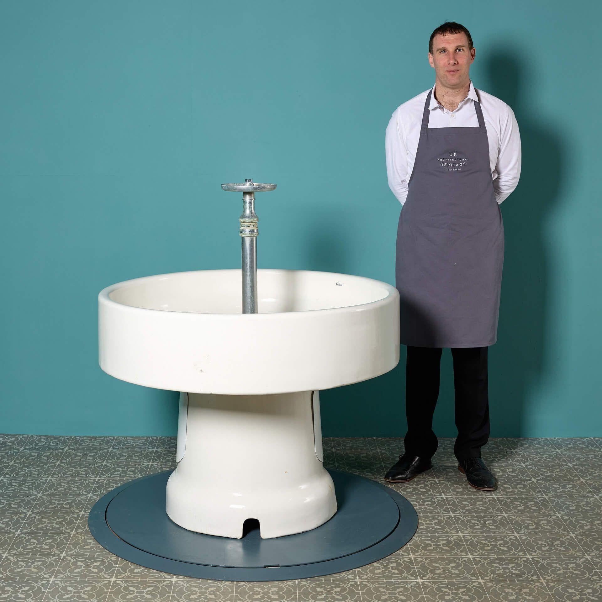 Ein großes und beeindruckendes rundes Gemeinschaftsbecken von Royal Doulton. Dieses spektakuläre Waschbecken ist ideal für ein kommerzielles Badezimmerprojekt als Gemeinschaftswaschbecken, kann aber auch in einem großen Innenraum wie einer Werkstatt