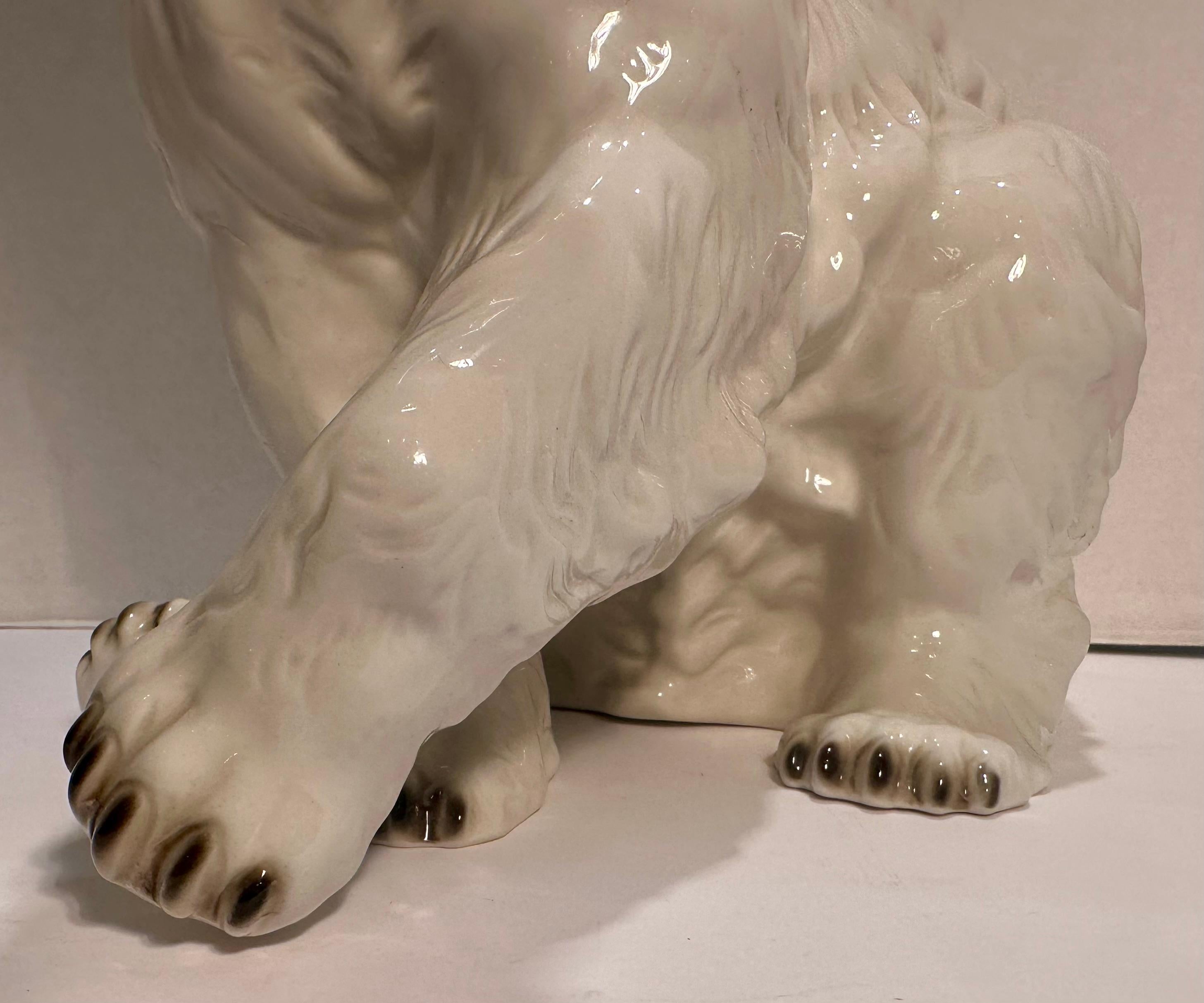 Grand ours polaire en porcelaine peint à la main par Royal Dux en vente 3