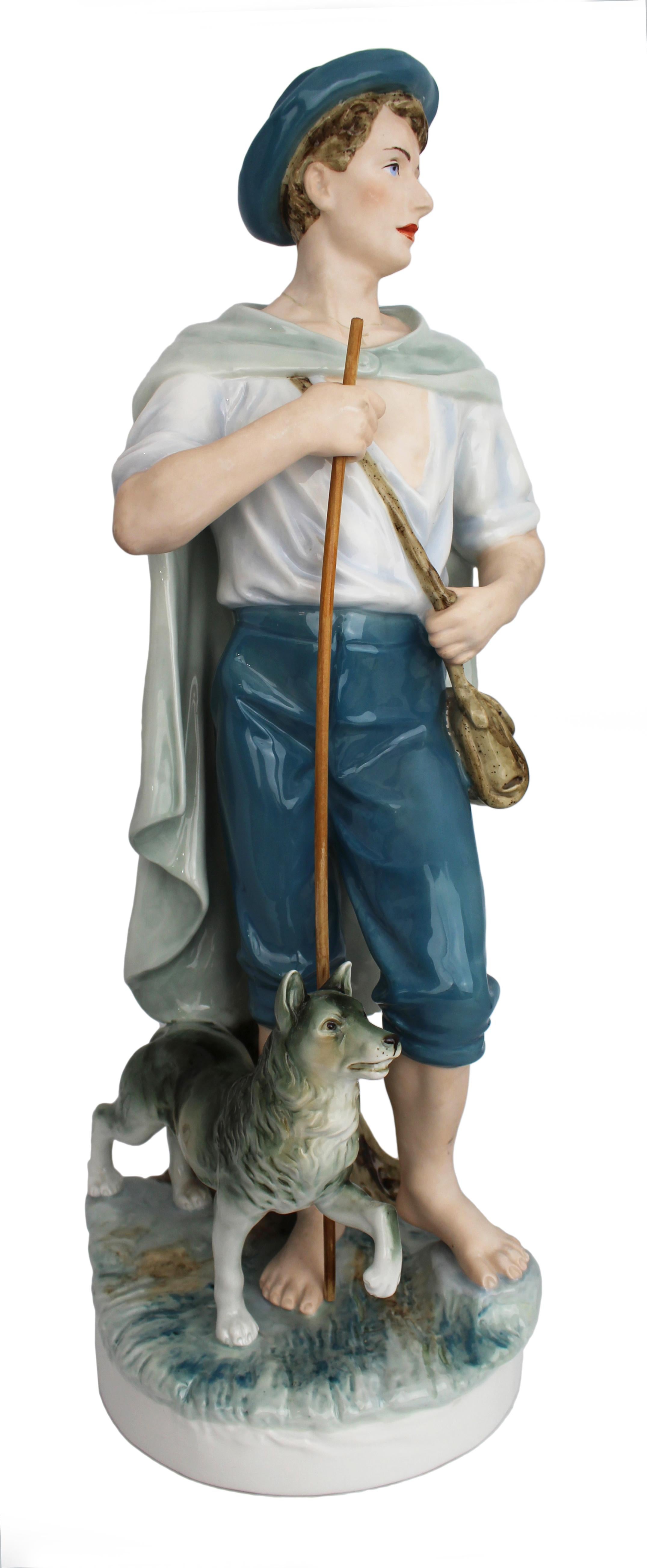 Grande figura di pastore in porcellana Royal Dux, XX secolo

Cecoslovacchia, vintage metà del XX secolo.

Un'impressionante figura in porcellana dipinta a mano di Royal Dux, modellata come un pastore scalzo con bastone e borsa, accompagnato da un