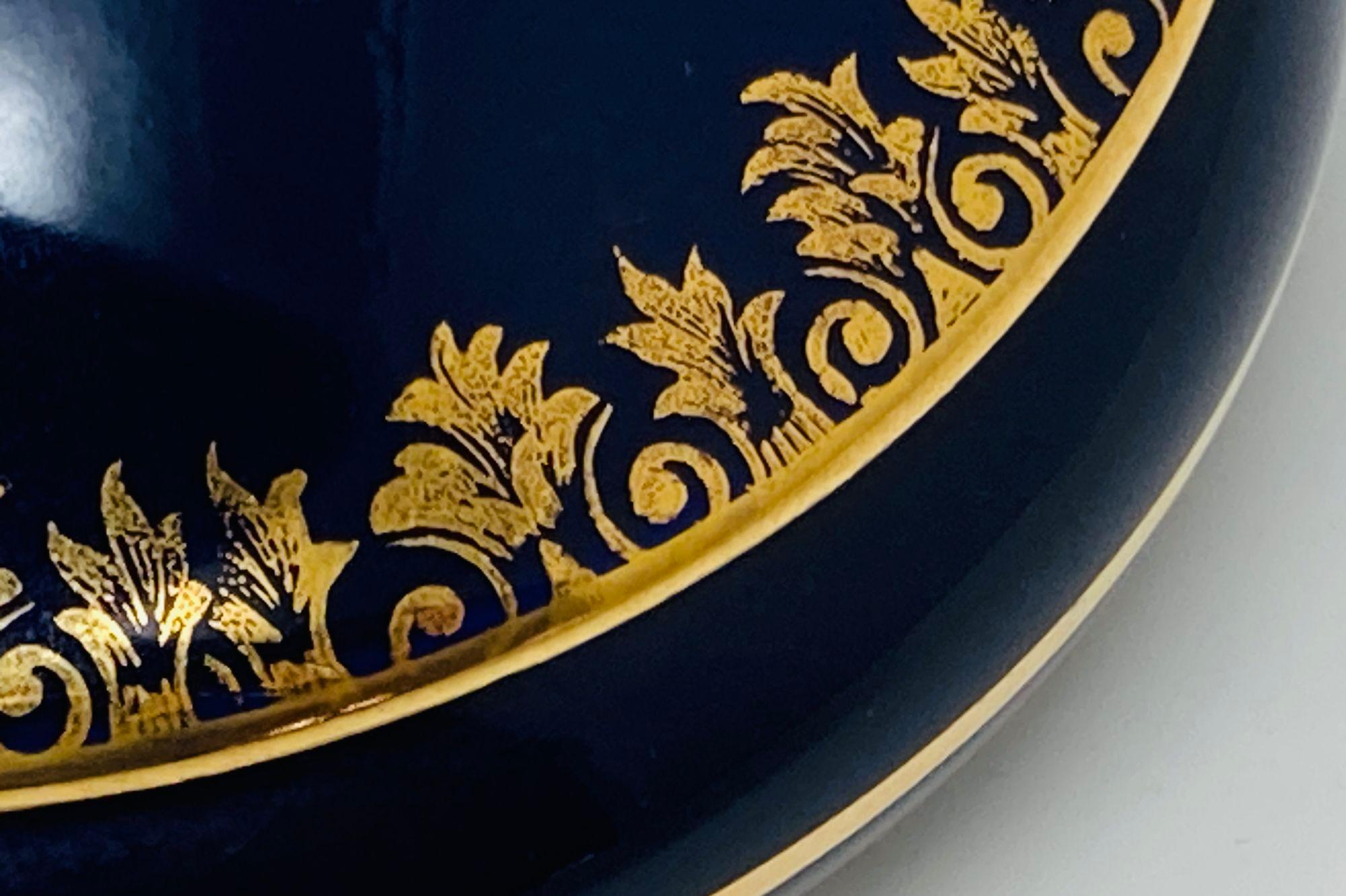 Royal Limoges Castel France 22-Karat Gold Trinket Round Box in Cobalt Blue For Sale 2