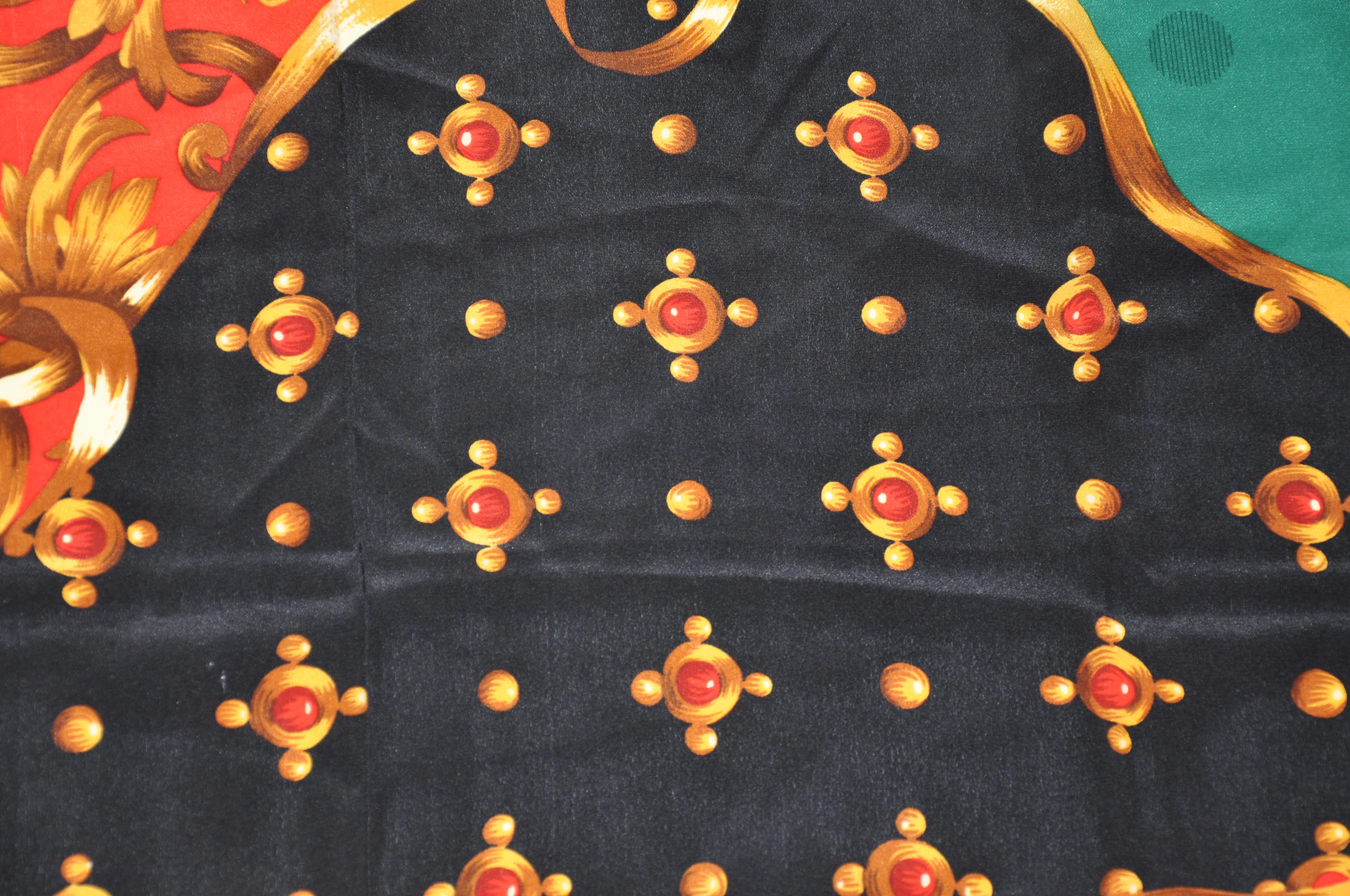 Marron Grande écharpe en soie à motifs dorés avec bordures rouges royales en vente