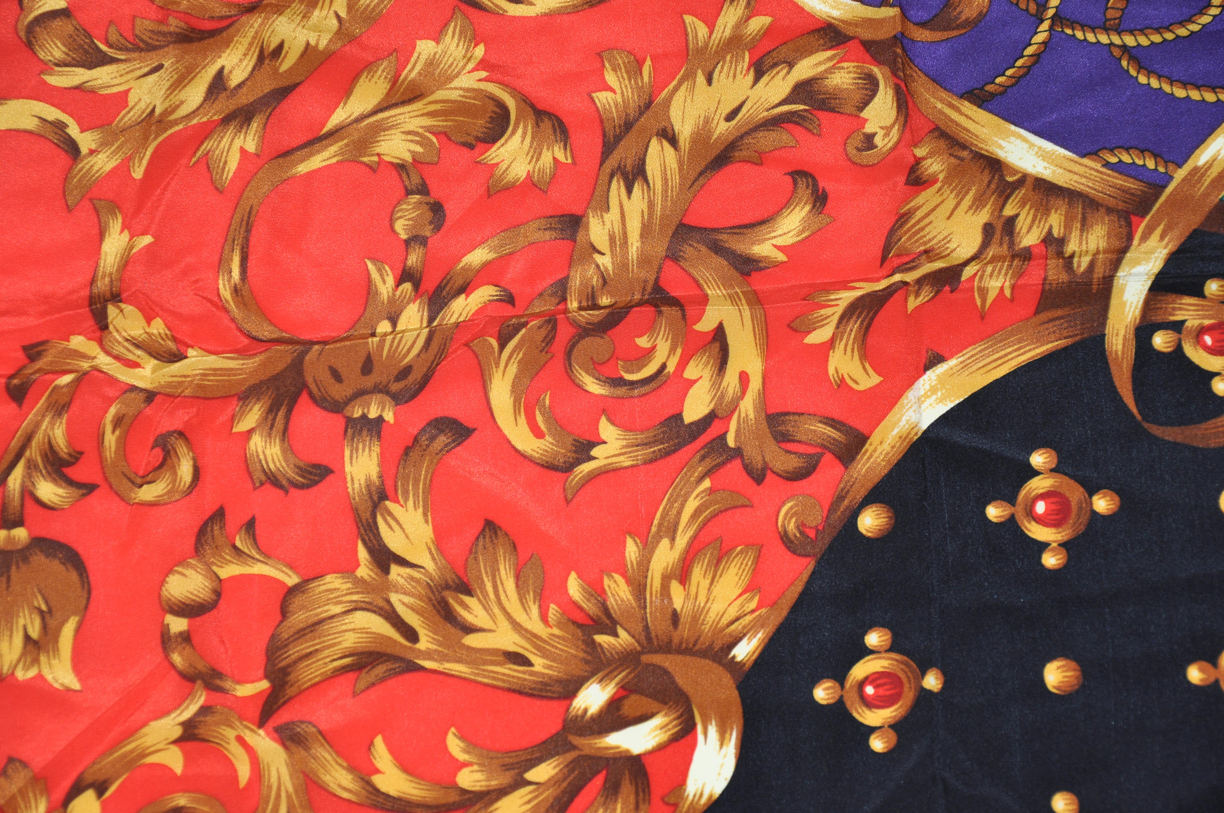 Grande écharpe en soie à motifs dorés avec bordures rouges royales Bon état - En vente à New York, NY