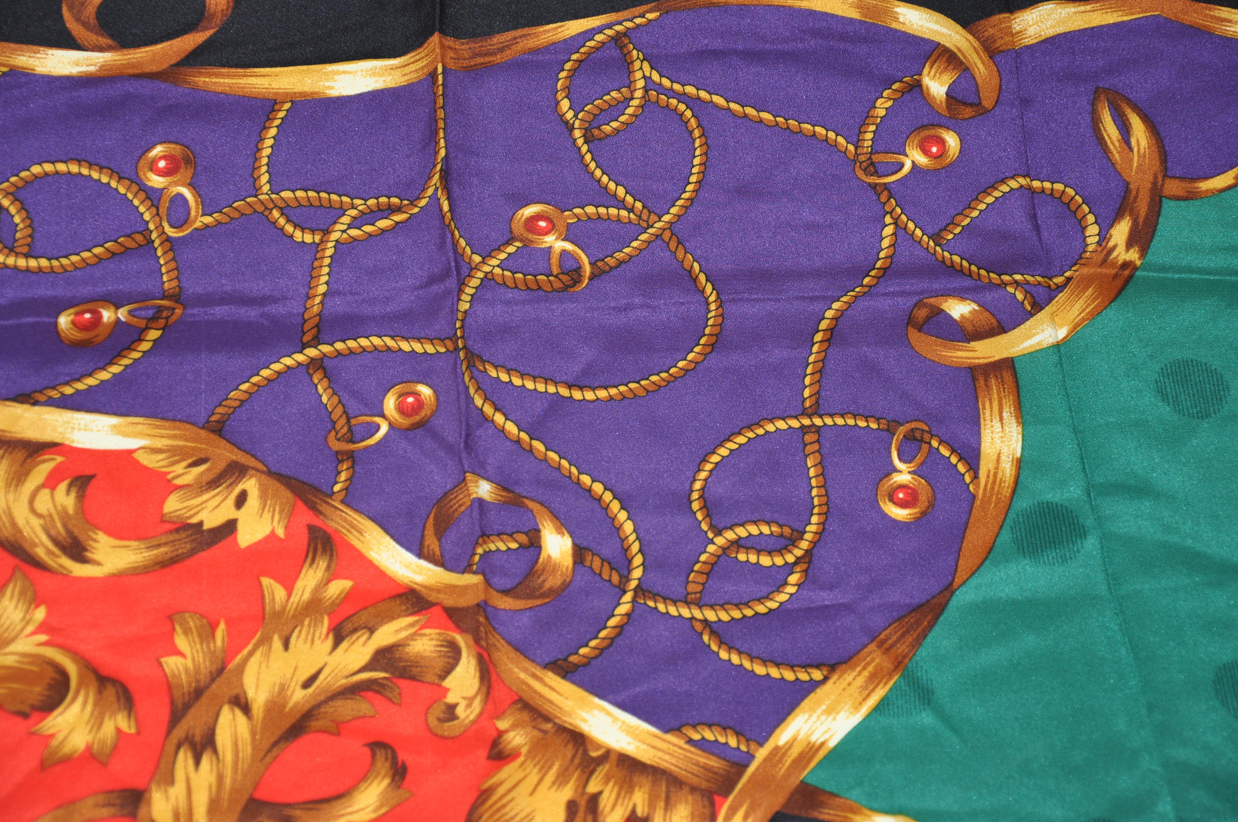 Grande écharpe en soie à motifs dorés avec bordures rouges royales Unisexe en vente