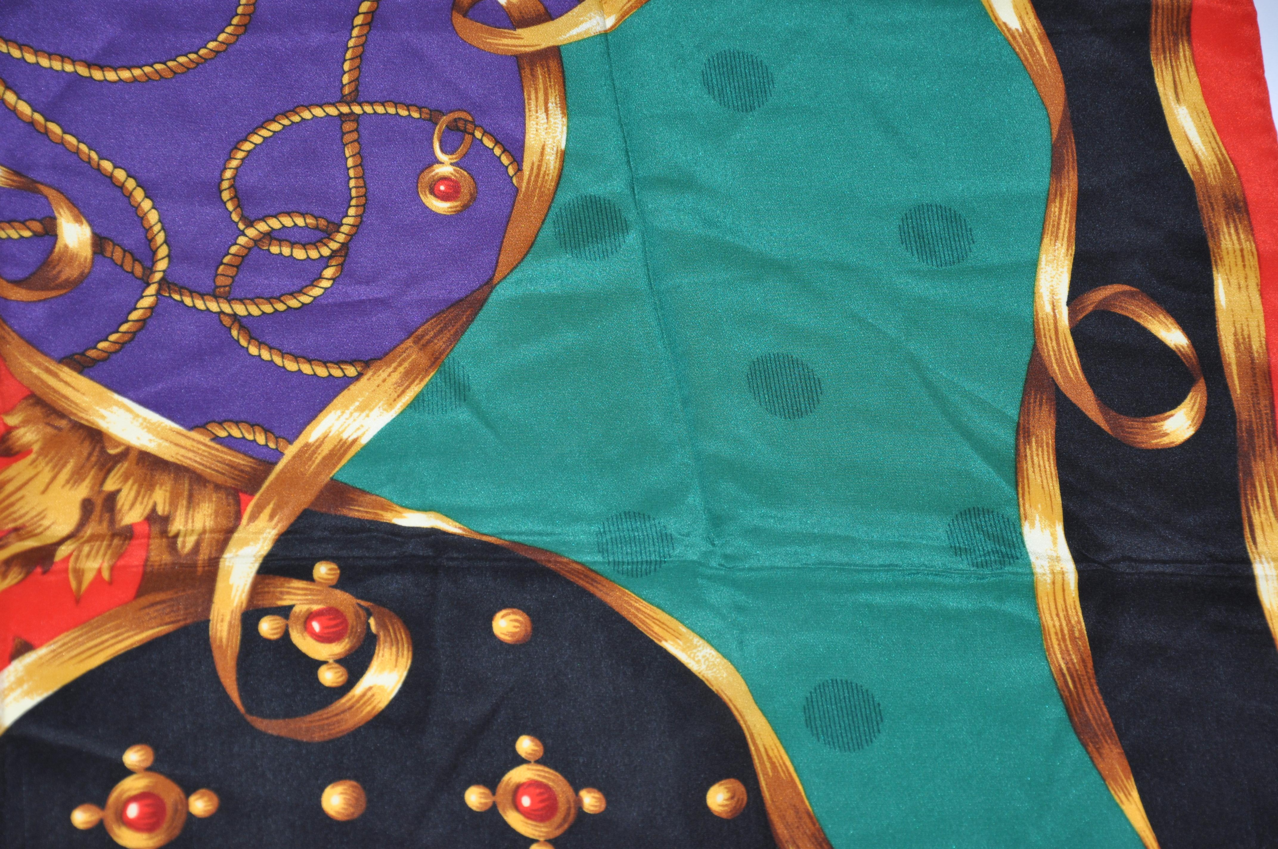 Grande écharpe en soie à motifs dorés avec bordures rouges royales en vente 1
