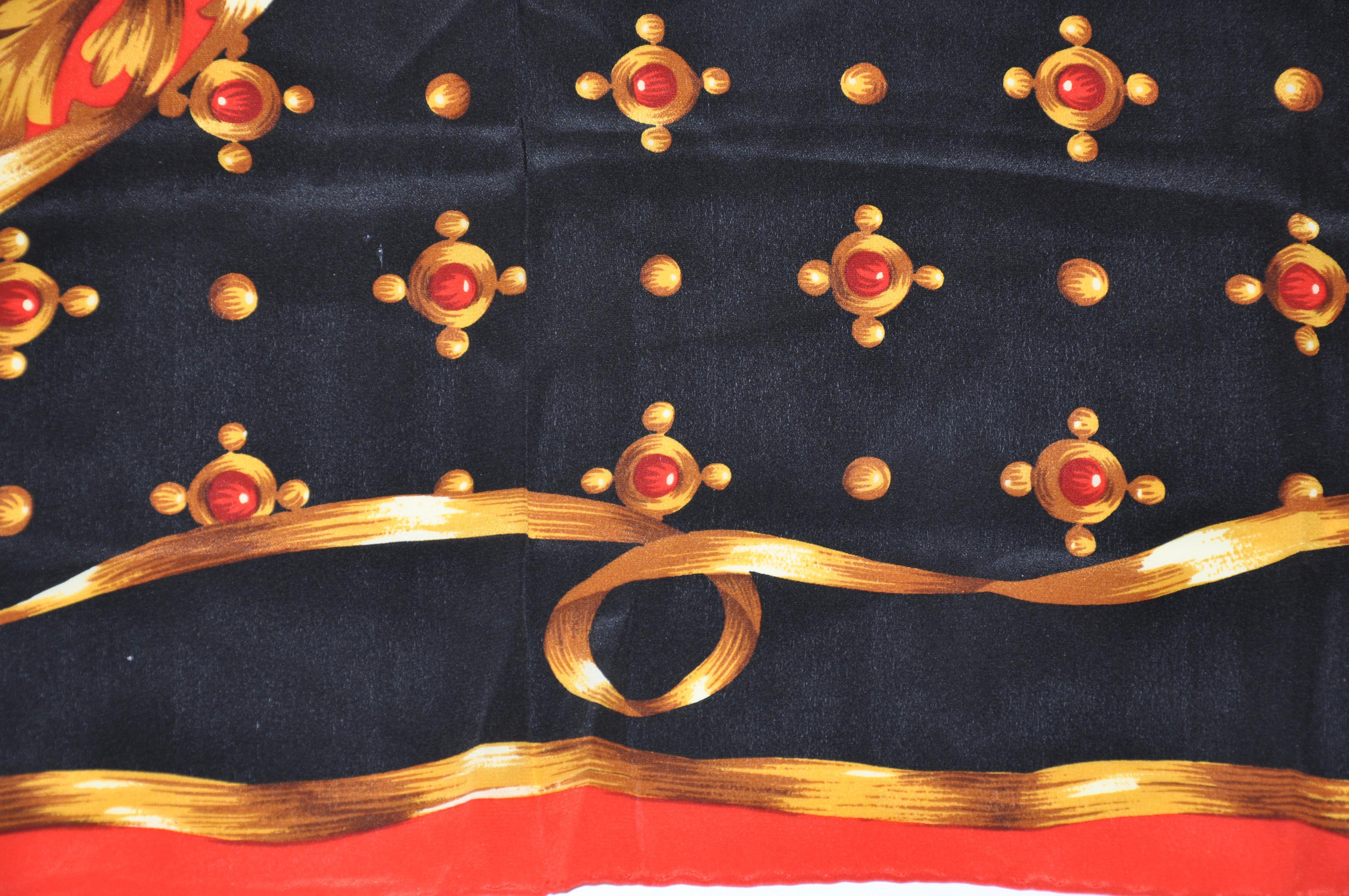 Grande écharpe en soie à motifs dorés avec bordures rouges royales en vente 2