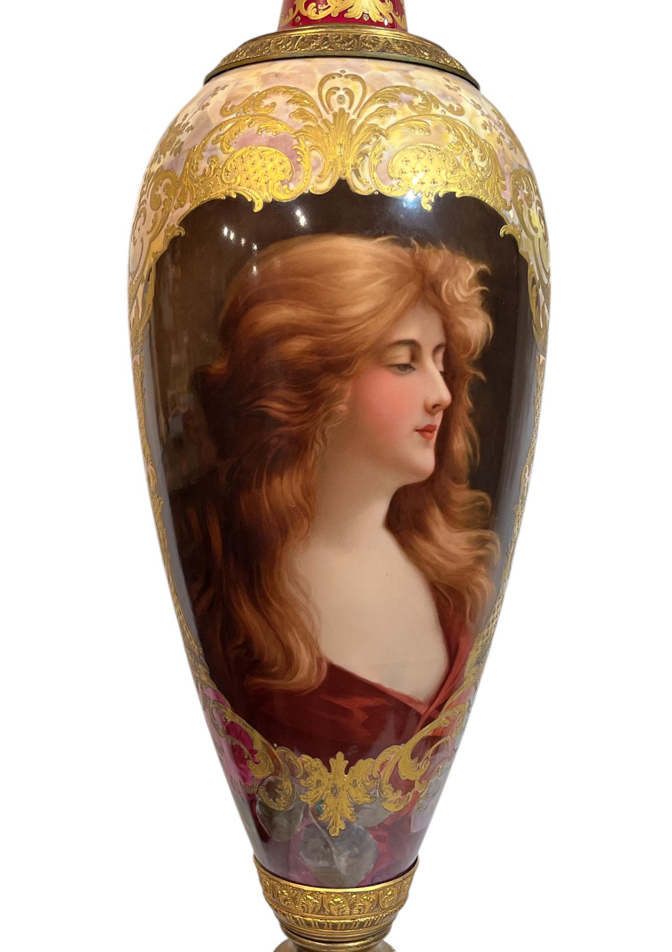 Raffinato vaso reale di Vienna con ritratto in ormolu di una bella fanciulla con rose multicolori sul retro. Cornice in porcellana dorata e smaltata in policromia con montature in bronzo dorato. 

XIX sec.

Austria

35 