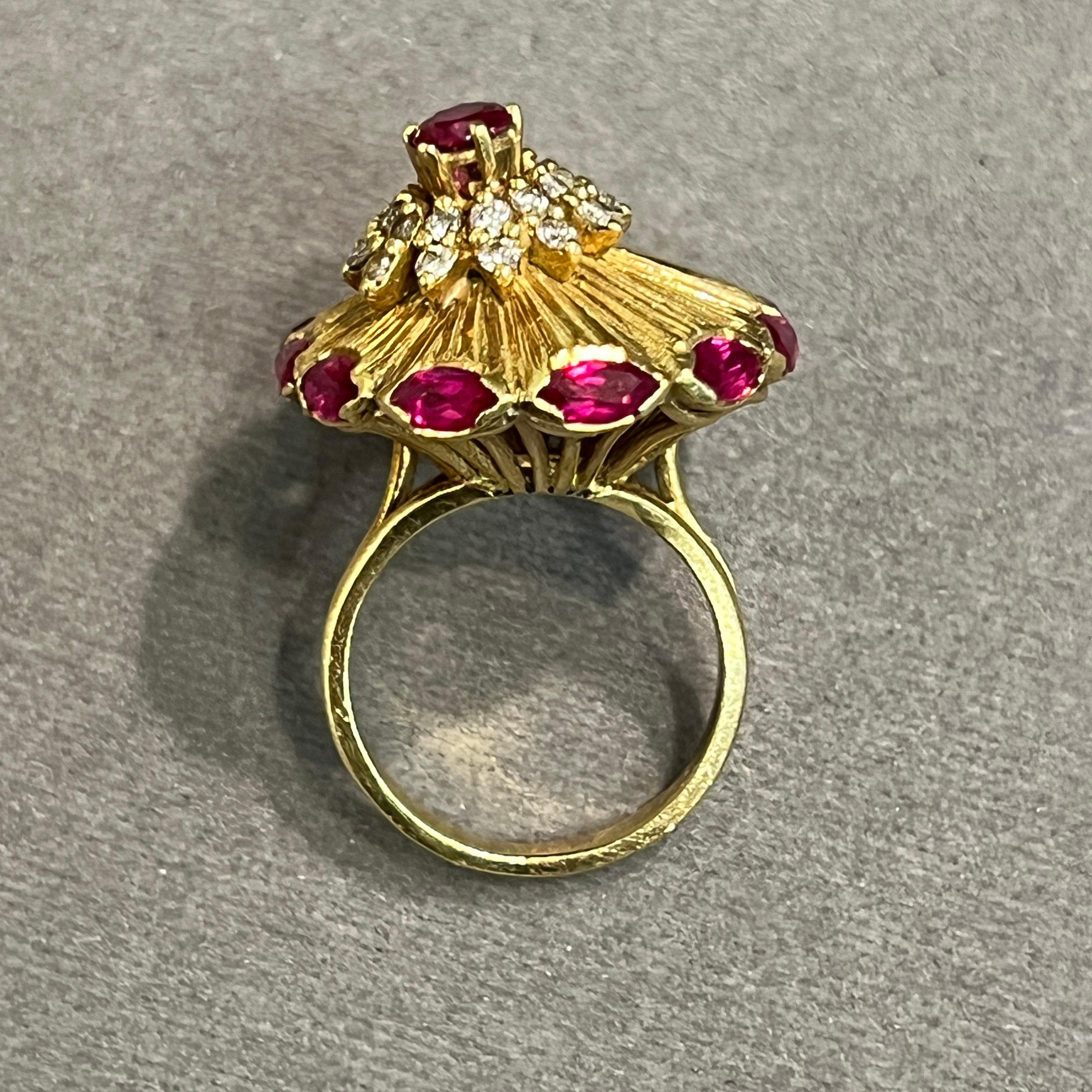 Grande bague de cocktail en rubis et diamants en vente 5