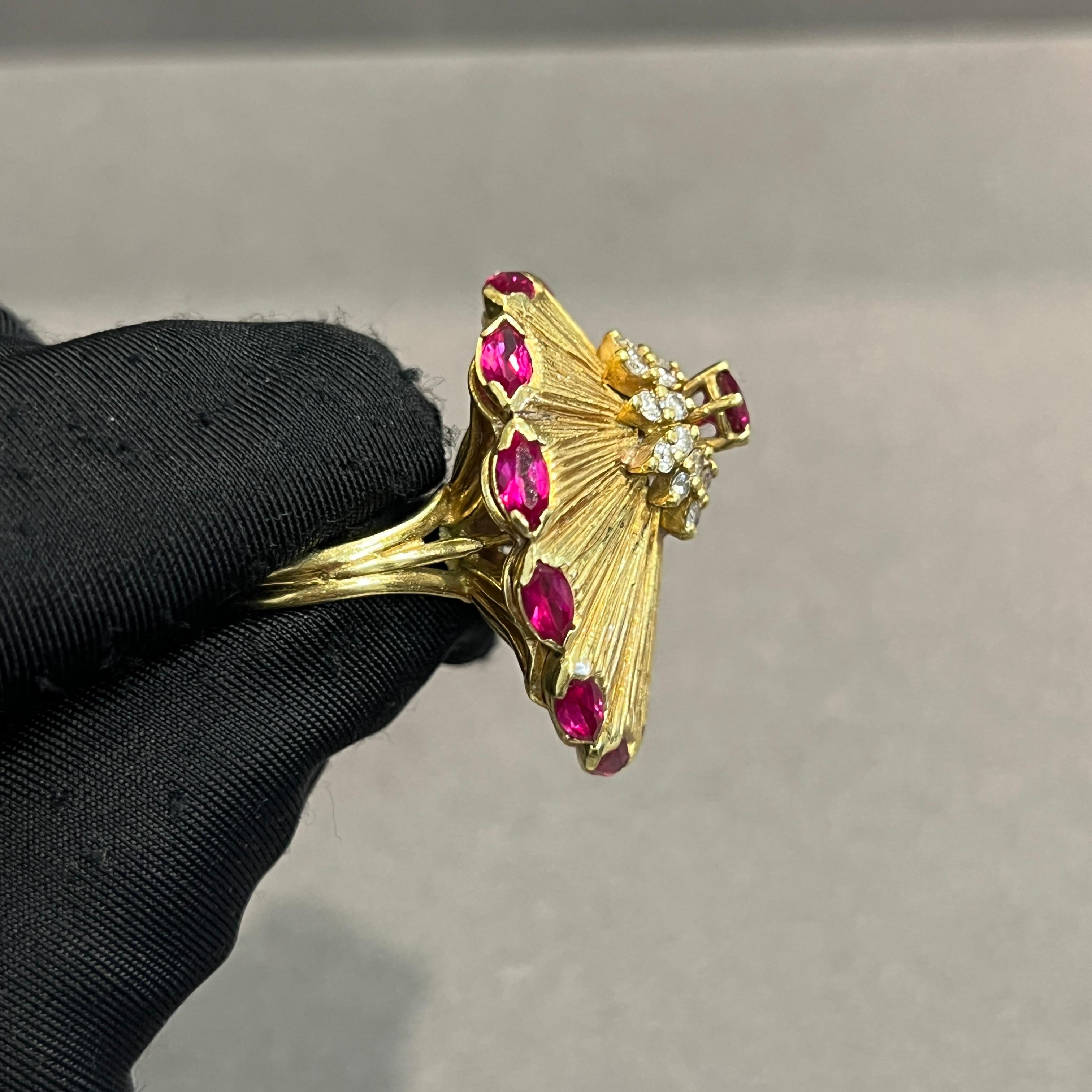 Taille mixte Grande bague de cocktail en rubis et diamants en vente