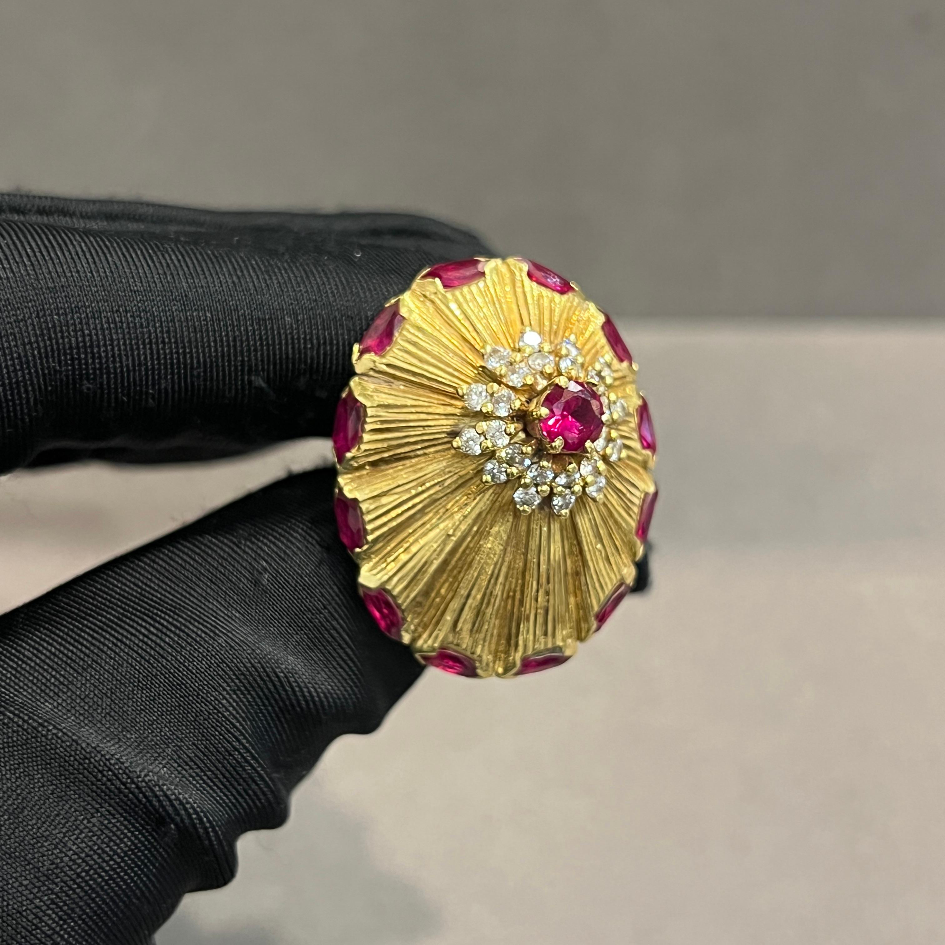 Grande bague de cocktail en rubis et diamants Excellent état - En vente à New York, NY