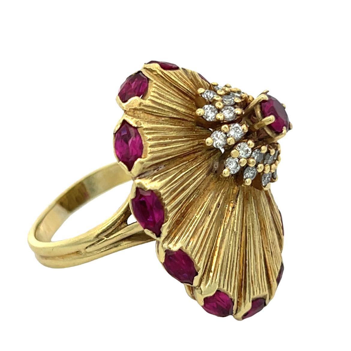 Grande bague de cocktail en rubis et diamants Pour femmes en vente