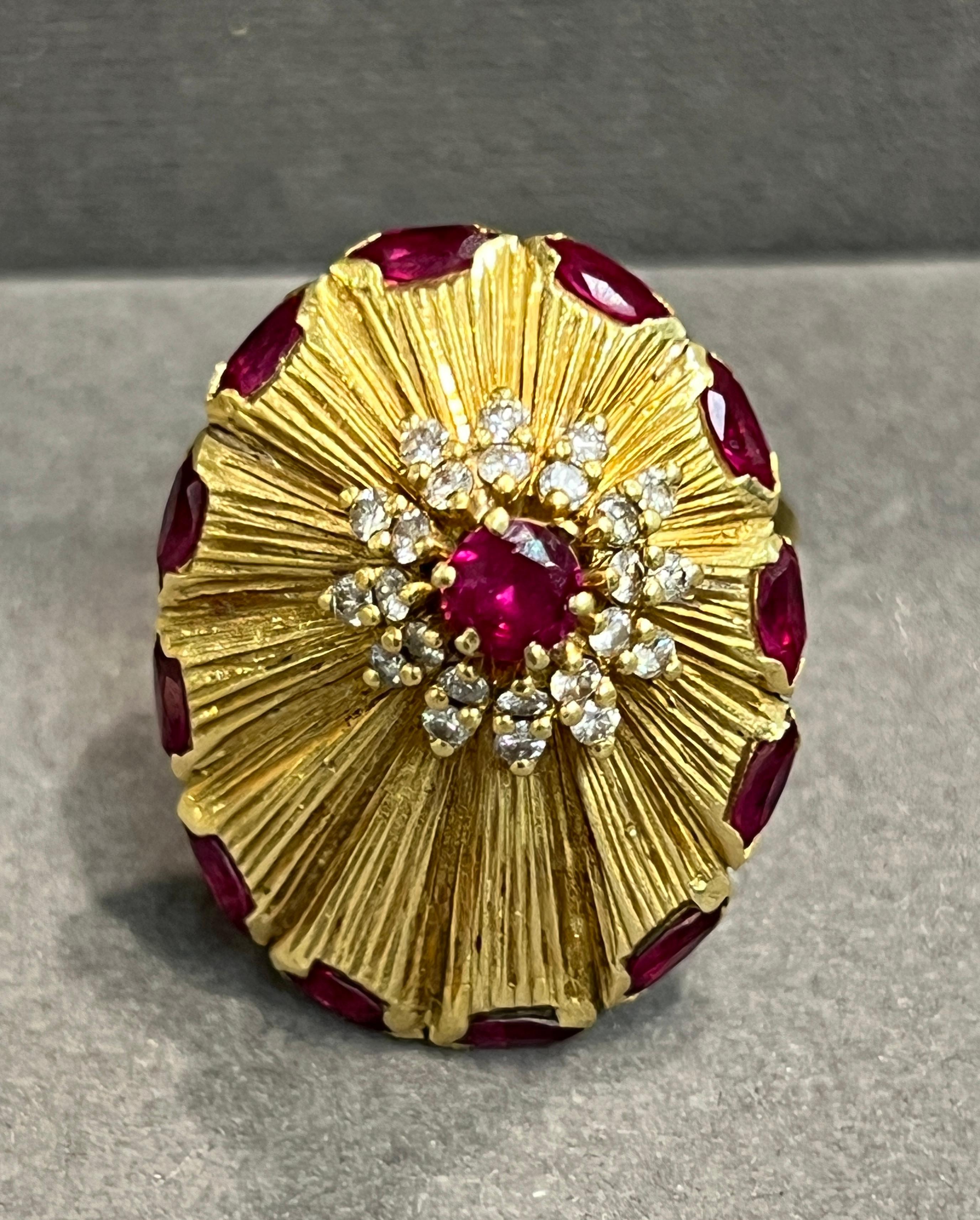 Grande bague de cocktail en rubis et diamants en vente 2