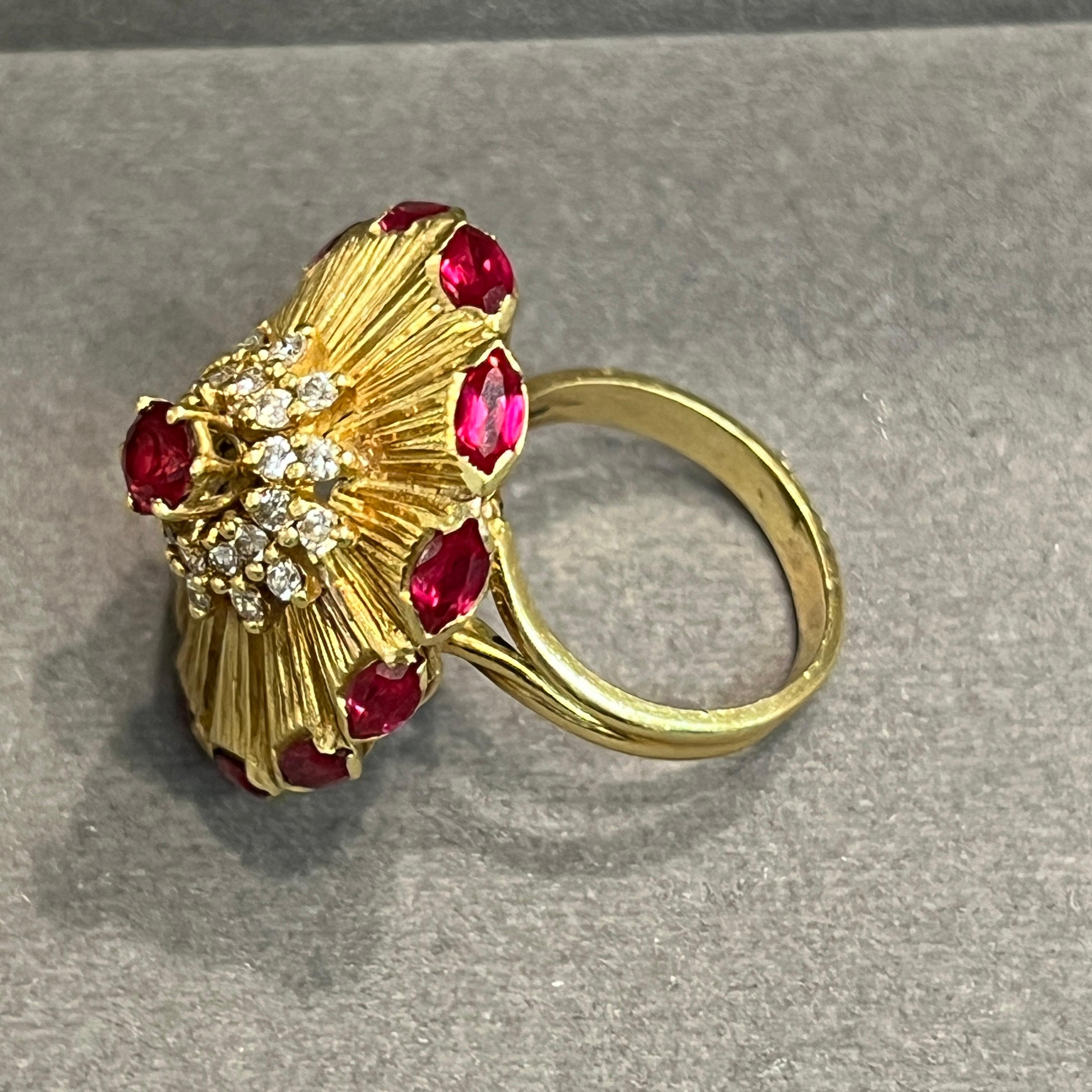 Grande bague de cocktail en rubis et diamants en vente 3