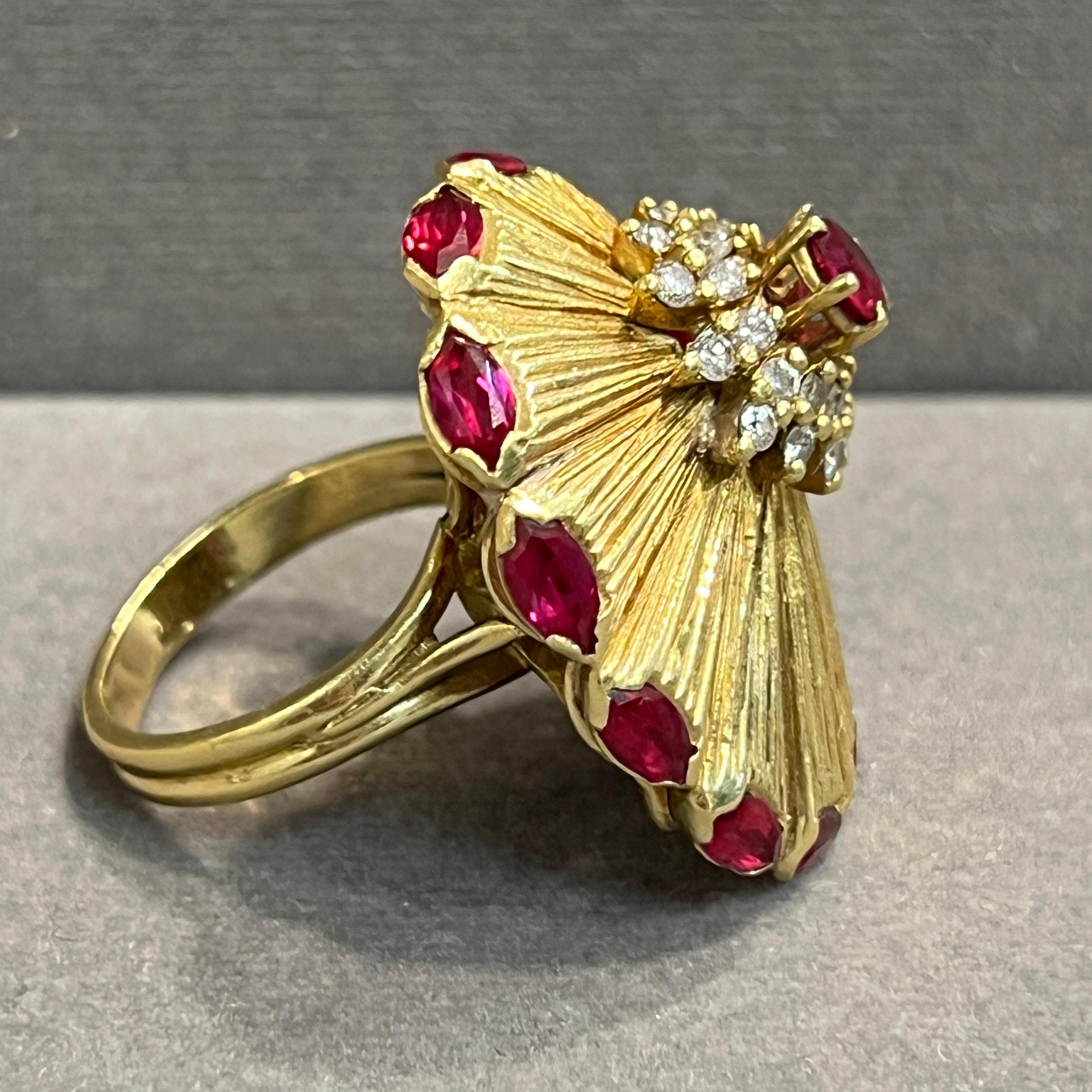 Grande bague de cocktail en rubis et diamants en vente 4