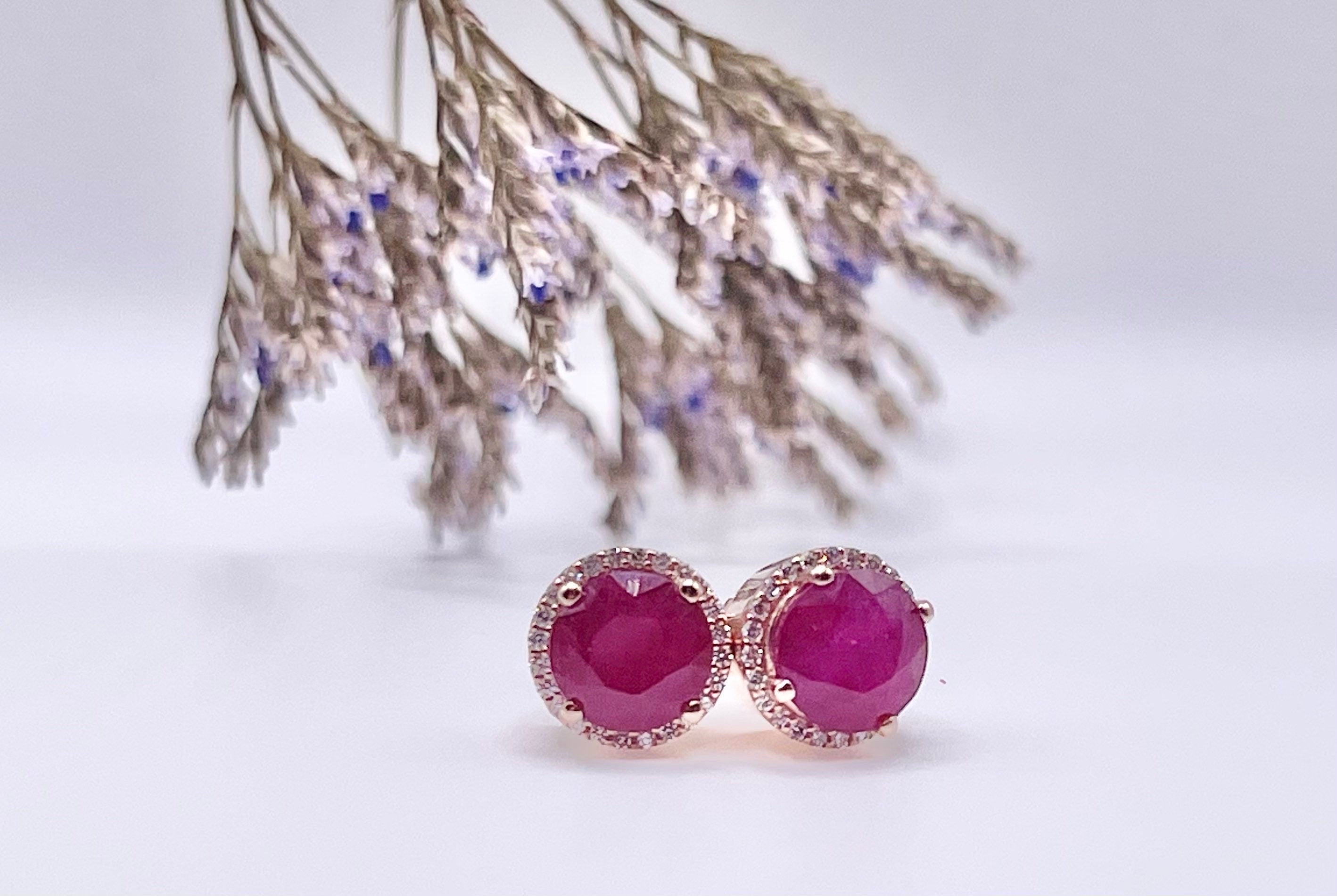 Si tratta di borchie di rubino molto grandi, con un diametro di 8 mm per ogni rubino; i rubini sono di uno splendido color vino con un'aureola di diamanti naturali intorno in oro rosa 18KT. 
I rubini sono certificati come rubini potenziati, mentre i