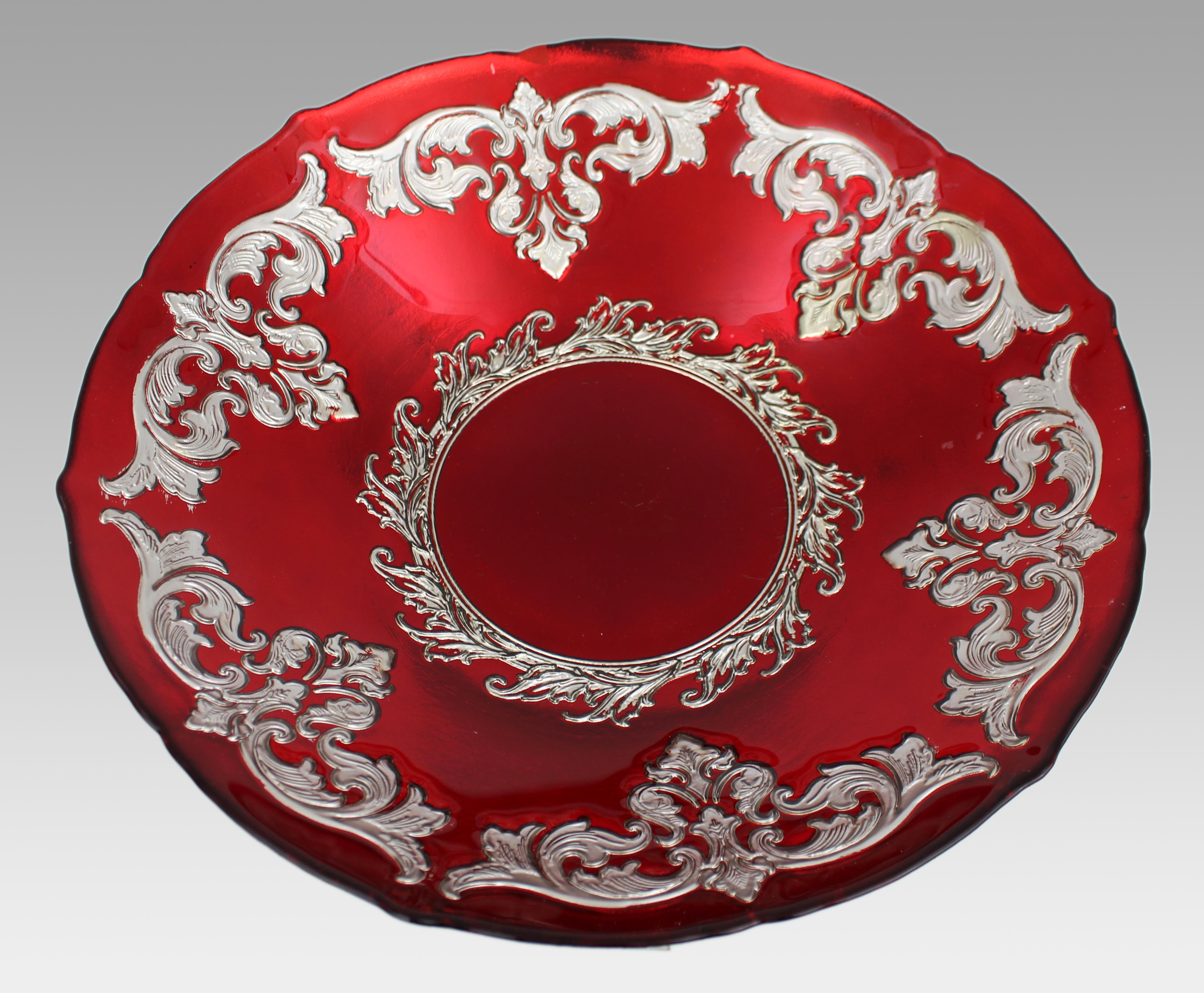 Grand bol en verre à reflets rubis avec recouvrement en argent orné Bon état - En vente à Worcester, GB