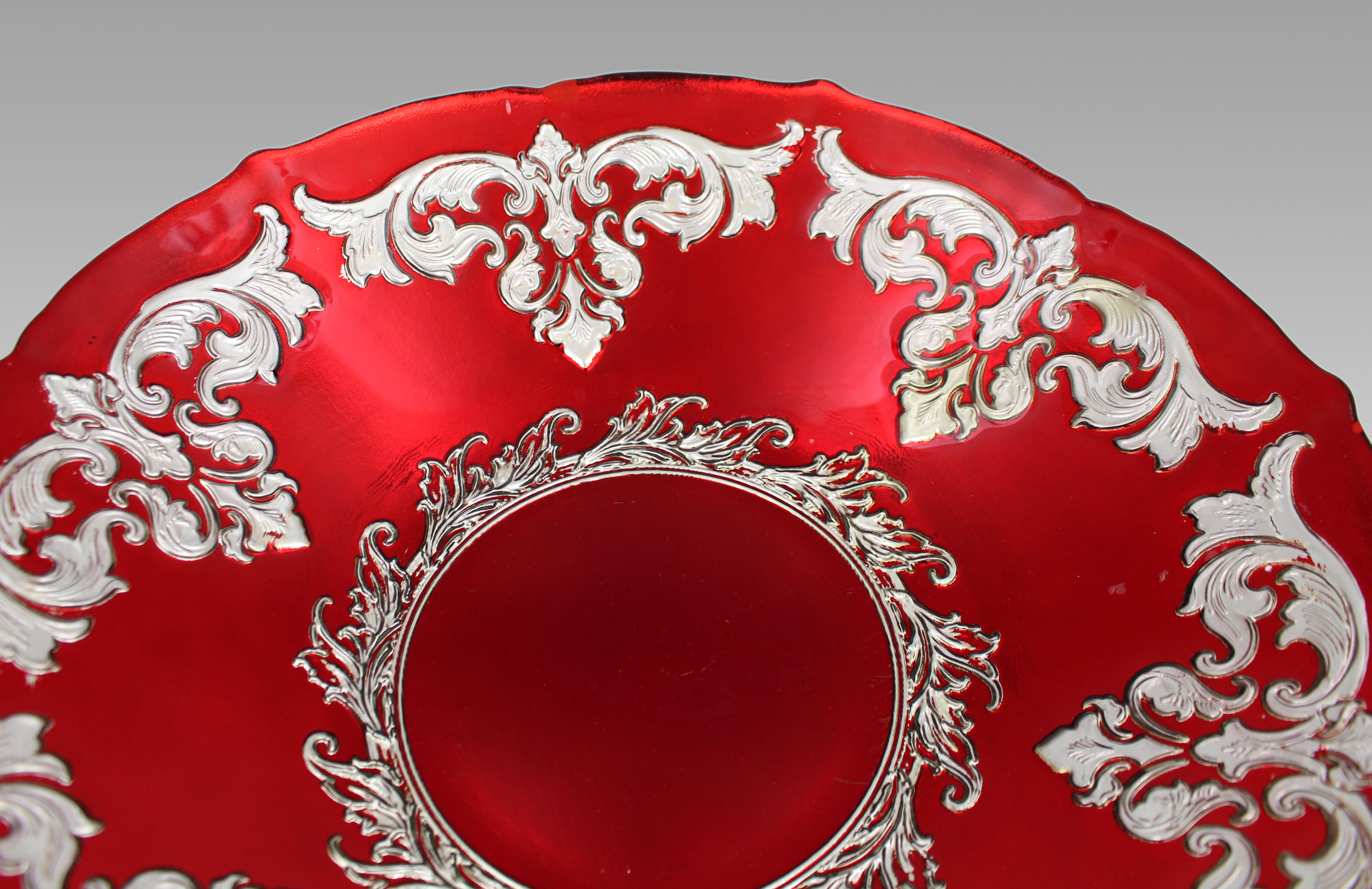 XXIe siècle et contemporain Grand bol en verre à reflets rubis avec recouvrement en argent orné en vente