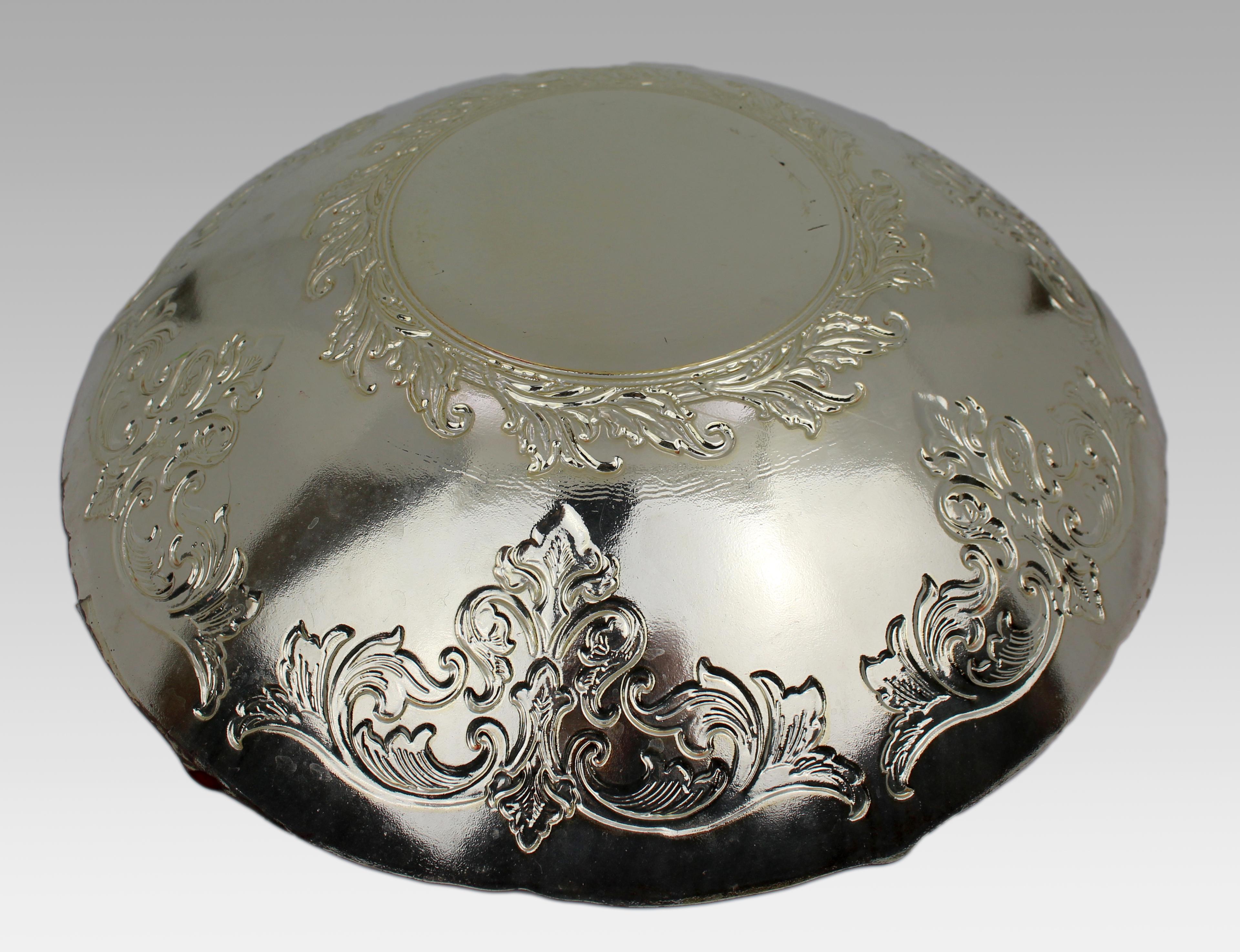Verre Grand bol en verre à reflets rubis avec recouvrement en argent orné en vente