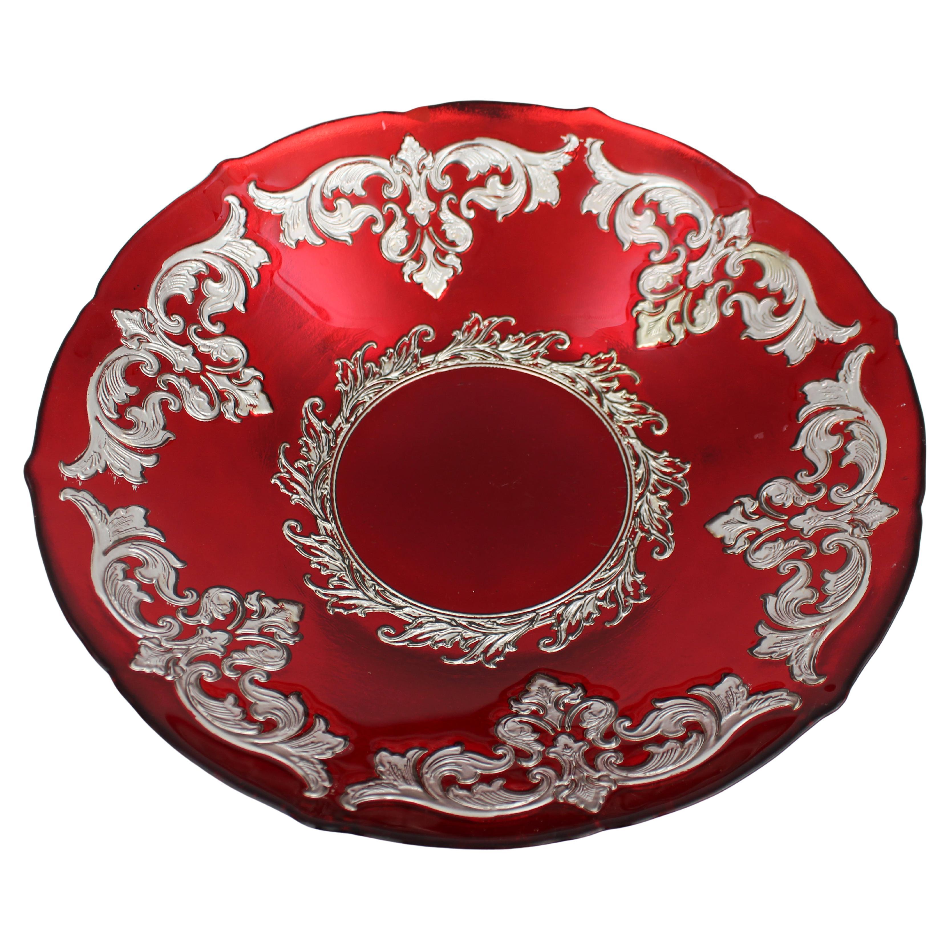 Grand bol en verre à reflets rubis avec recouvrement en argent orné en vente