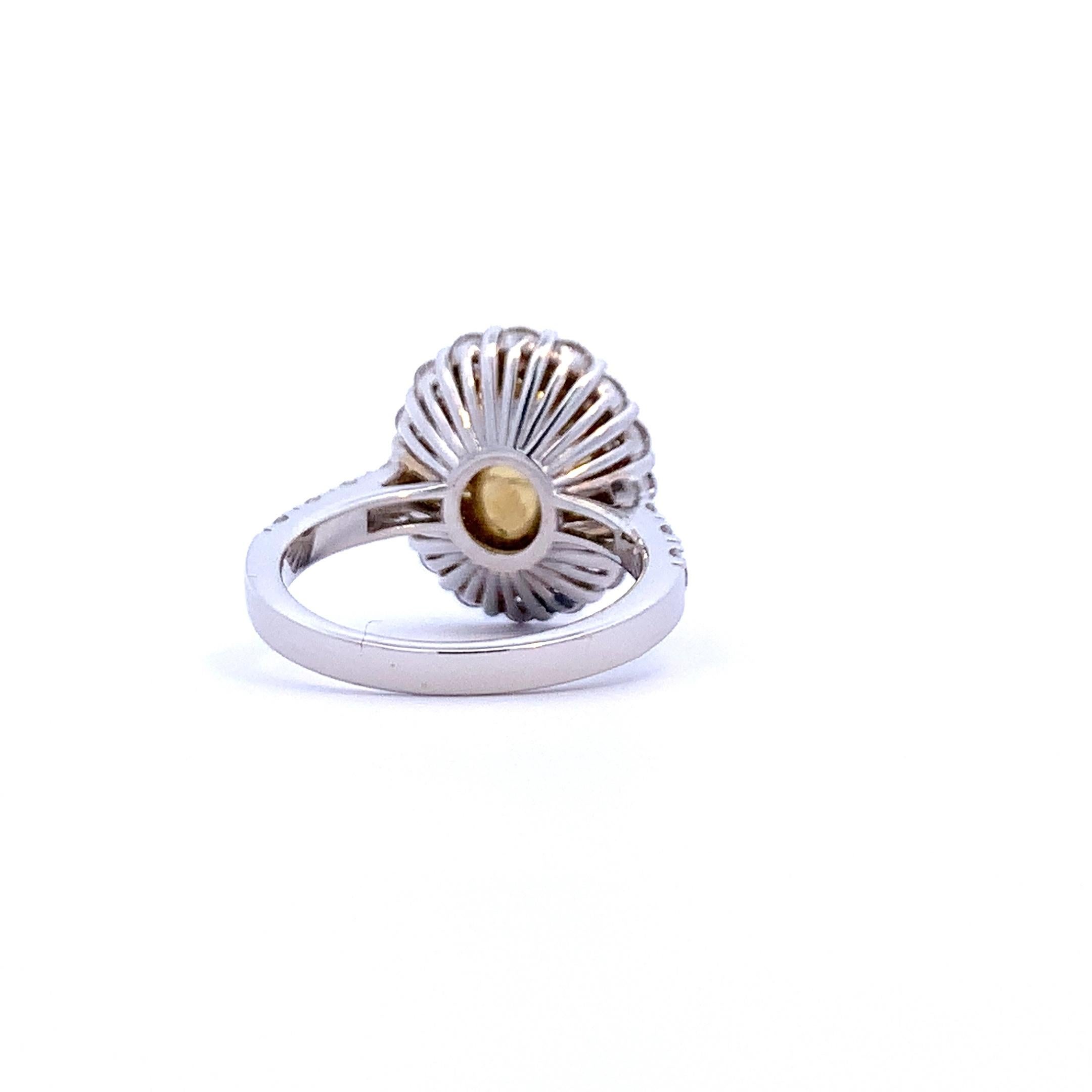 Großer Rubin-Halo-Ring mit goldenen Zacken, GIA-zertifiziert 'Ref #17677' (Ovalschliff) im Angebot