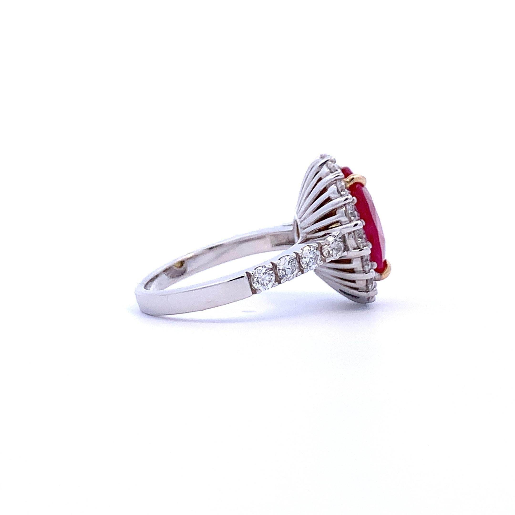 Großer Rubin-Halo-Ring mit goldenen Zacken, GIA-zertifiziert 'Ref #17677' im Zustand „Neu“ im Angebot in Great Neck, NY