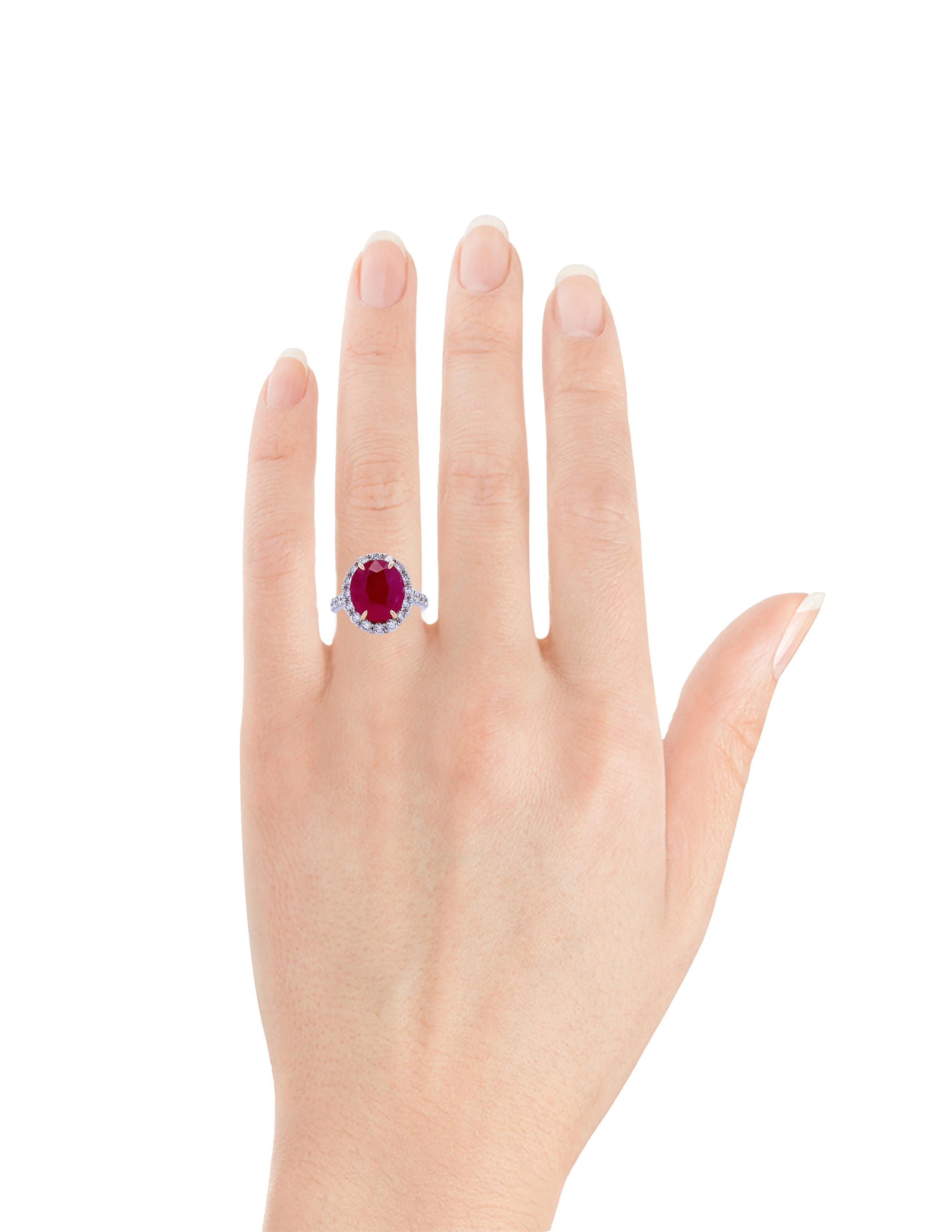 Großer Rubin-Halo-Ring mit goldenen Zacken, GIA-zertifiziert 'Ref #17677' Damen im Angebot